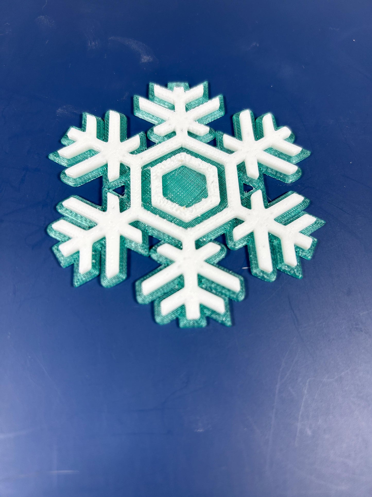 Schneeflocken zweifarbig 4 Stk (2 x 2er Set) – Extravagante Weihnachtsdeko, perfekt für Baum & Zuhause - Christbaumschmuck - Fensterdeko