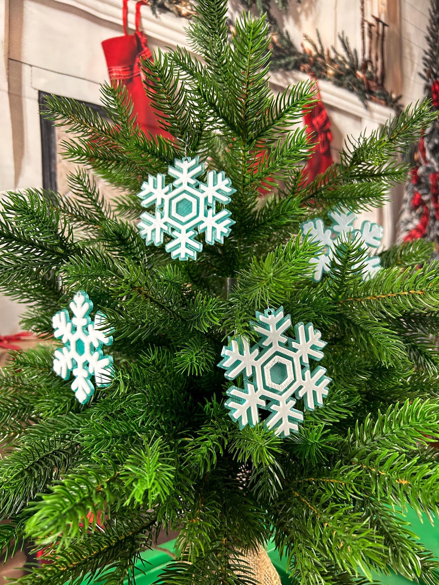 Schneeflocken zweifarbig 4 Stk (2 x 2er Set) – Extravagante Weihnachtsdeko, perfekt für Baum & Zuhause - Christbaumschmuck - Fensterdeko