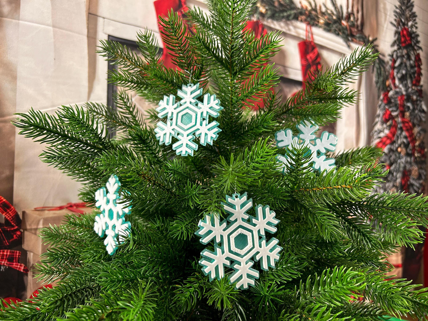Schneeflocken zweifarbig 4 Stk (2 x 2er Set) – Extravagante Weihnachtsdeko, perfekt für Baum & Zuhause - Christbaumschmuck - Fensterdeko