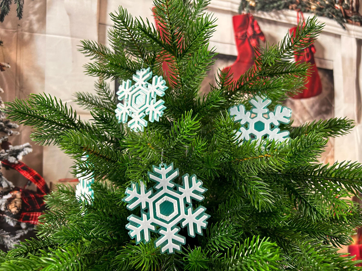 Schneeflocken zweifarbig 4 Stk (2 x 2er Set) – Extravagante Weihnachtsdeko, perfekt für Baum & Zuhause - Christbaumschmuck - Fensterdeko