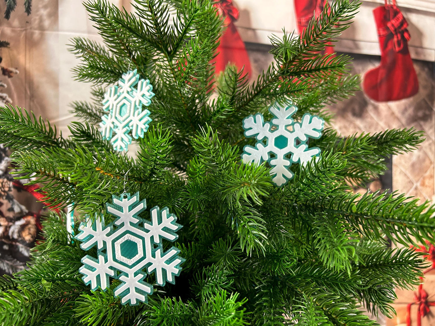Schneeflocken zweifarbig 4 Stk (2 x 2er Set) – Extravagante Weihnachtsdeko, perfekt für Baum & Zuhause - Christbaumschmuck - Fensterdeko