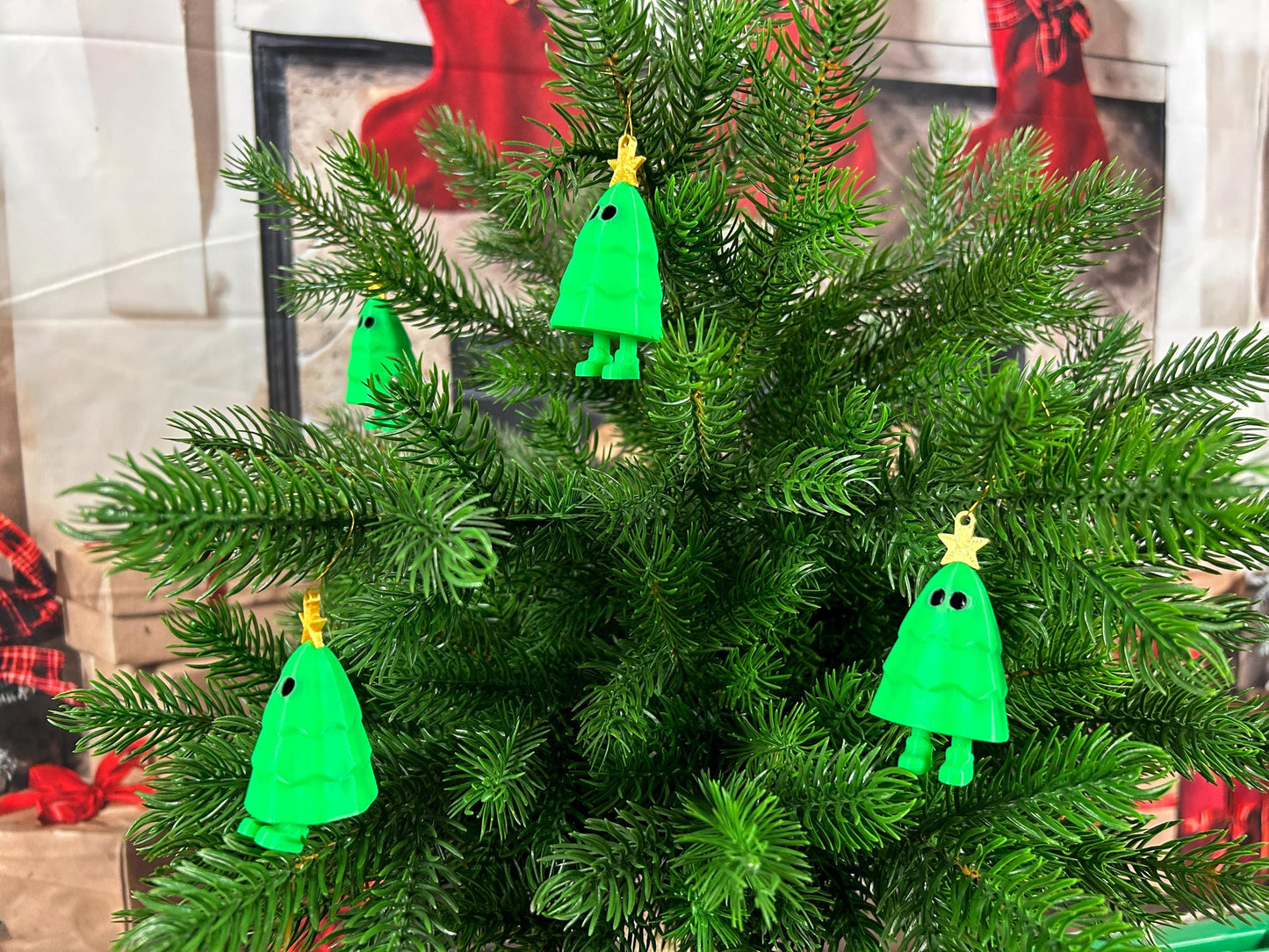 Weihnachtsbaum mit Stern 4er Set – Christbaumschmuck mit baumelnden Füßen und goldenem Stern, Weihnachtsdeko, Christbaumbehang