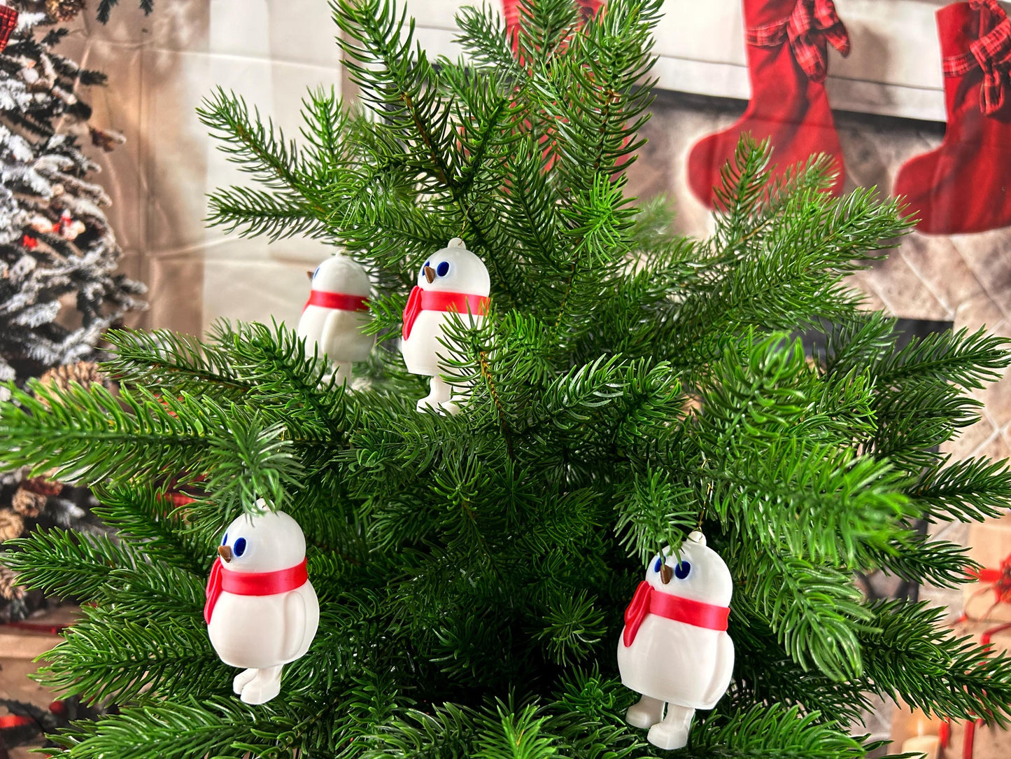 Schneemann mit rotem Schal 4er Set – Christbaumbehang - Festliche Weihnachtsdeko mit herabbaumelnden Füßchen – Christbaumschmuck