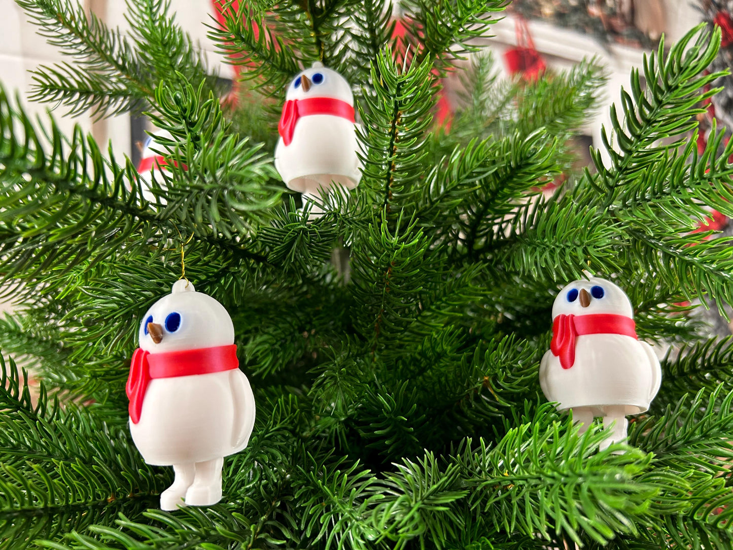 Schneemann mit rotem Schal 4er Set – Christbaumbehang - Festliche Weihnachtsdeko mit herabbaumelnden Füßchen – Christbaumschmuck