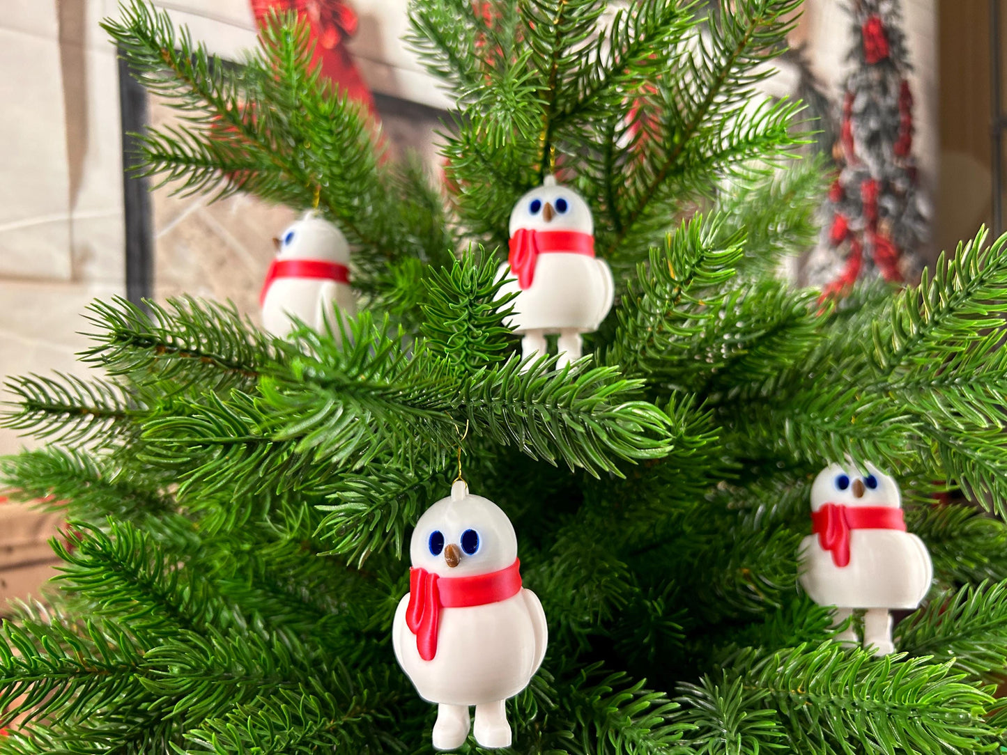 Schneemann mit rotem Schal 4er Set – Christbaumbehang - Festliche Weihnachtsdeko mit herabbaumelnden Füßchen – Christbaumschmuck