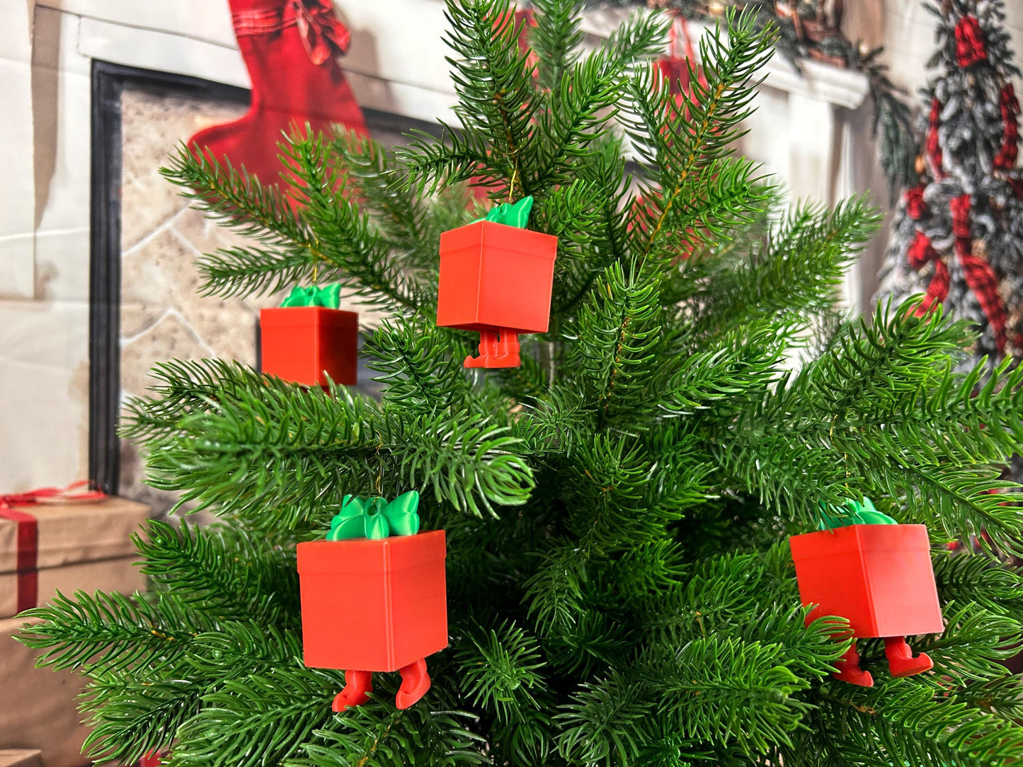 Geschenk mit baumelnden Füßchen 4er Set - Weihnachtsbaumdeko – 4 rote Geschenken mit grünen Schleifen – Christbaumschmuck, Christbaumbehang