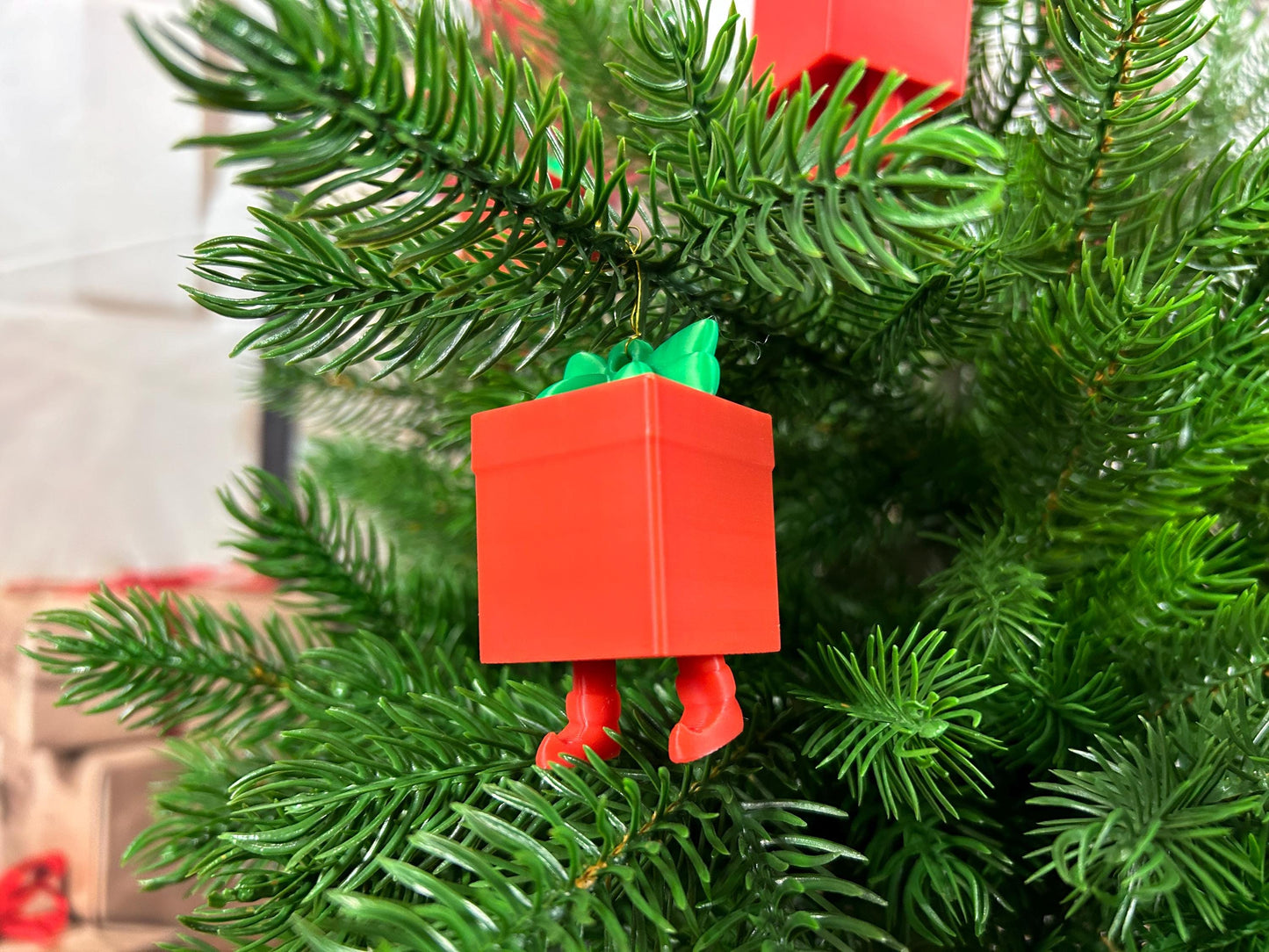 Geschenk mit baumelnden Füßchen 4er Set - Weihnachtsbaumdeko – 4 rote Geschenken mit grünen Schleifen – Christbaumschmuck, Christbaumbehang