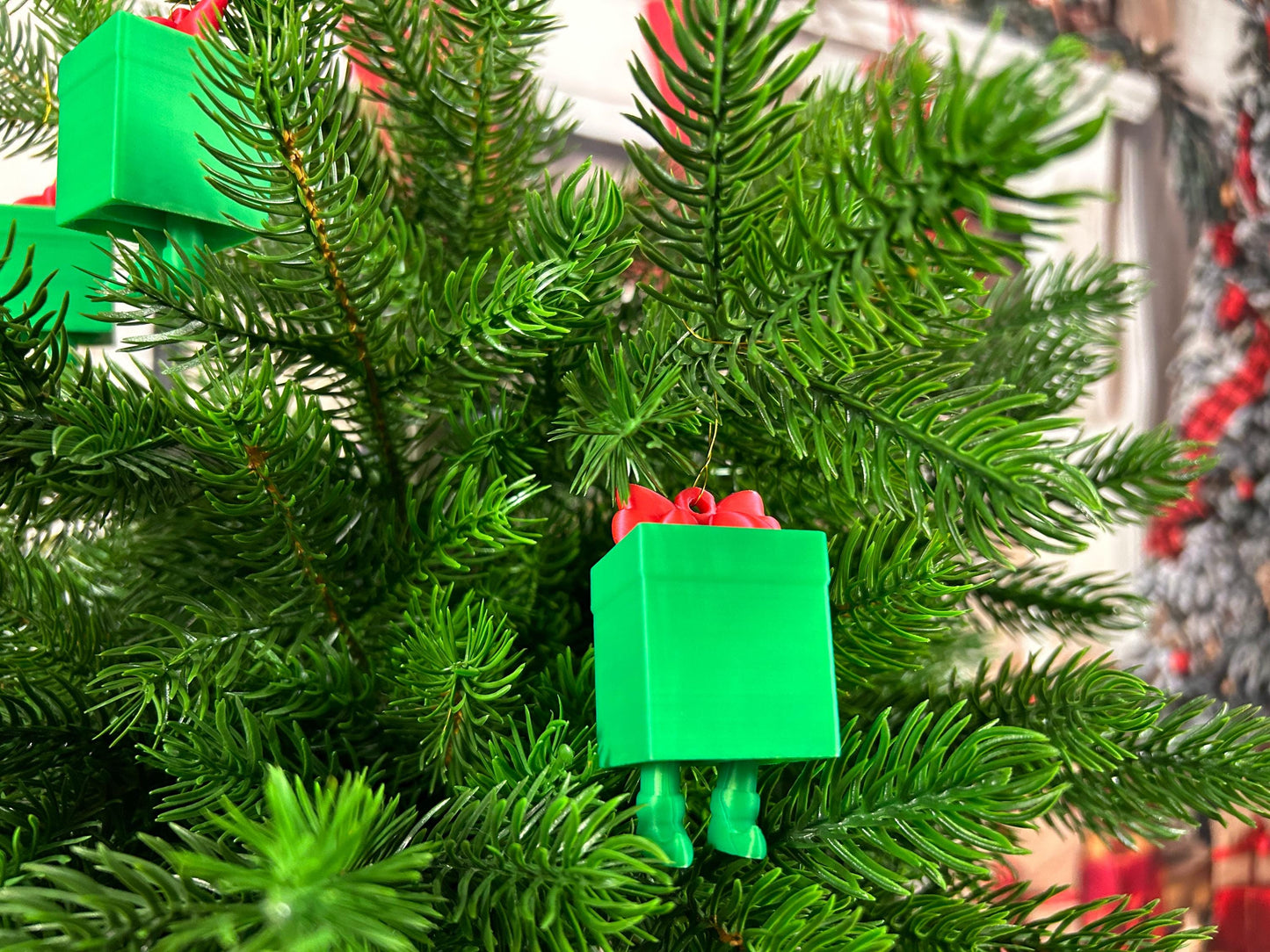 Geschenk mit baumelnden Füßchen 4er Set - Weihnachtsbaumdeko – grüne Geschenke mit roter Schleife – Christbaumschmuck, Christbaumbehang