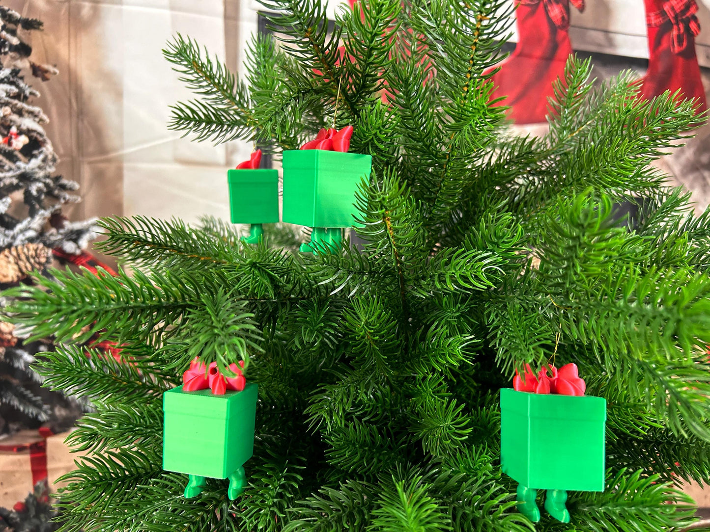 Geschenk mit baumelnden Füßchen 4er Set - Weihnachtsbaumdeko – grüne Geschenke mit roter Schleife – Christbaumschmuck, Christbaumbehang