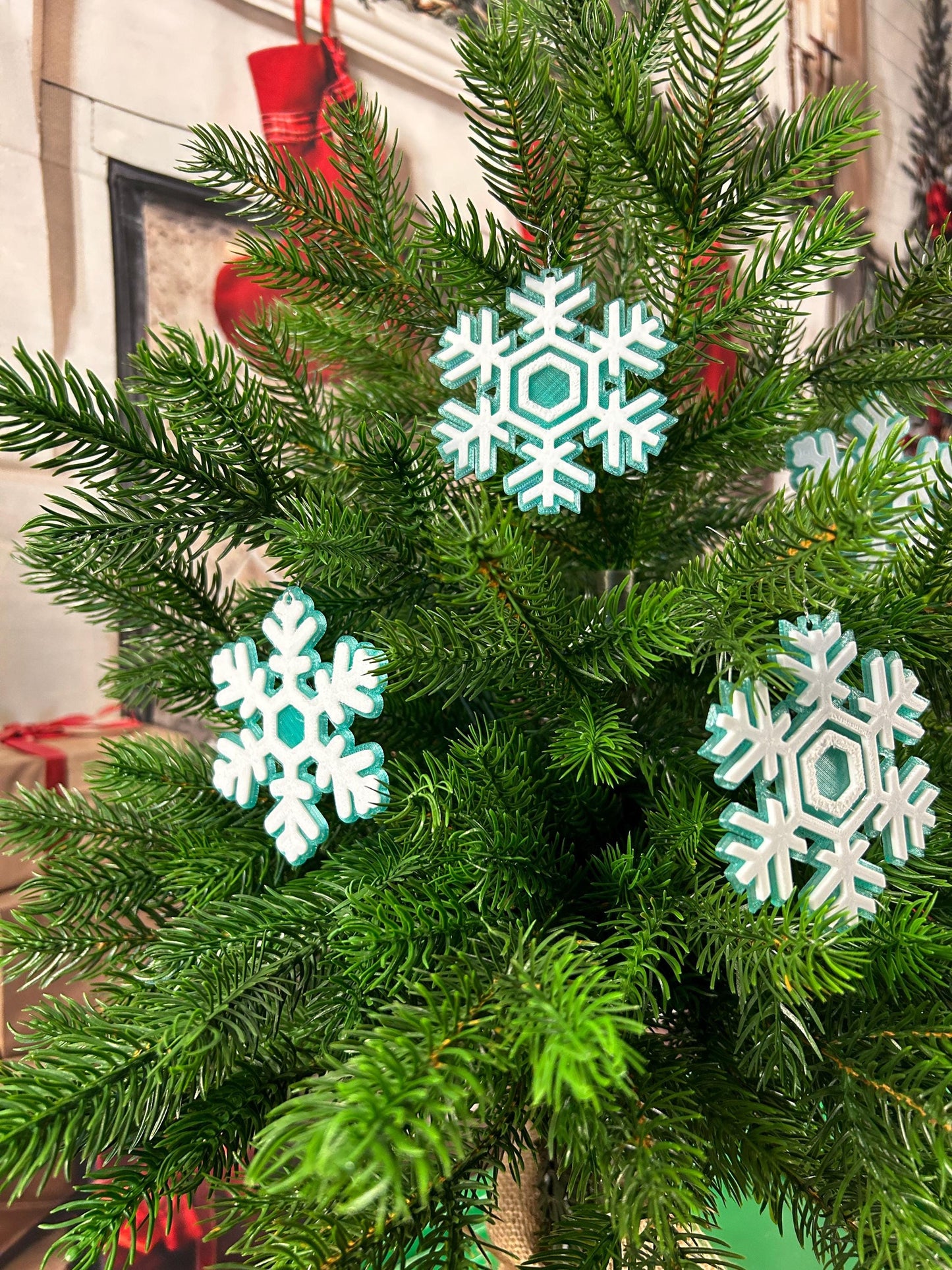 Schneeflocken zweifarbig 4 Stk (2 x 2er Set) – Extravagante Weihnachtsdeko, perfekt für Baum & Zuhause - Christbaumschmuck - Fensterdeko