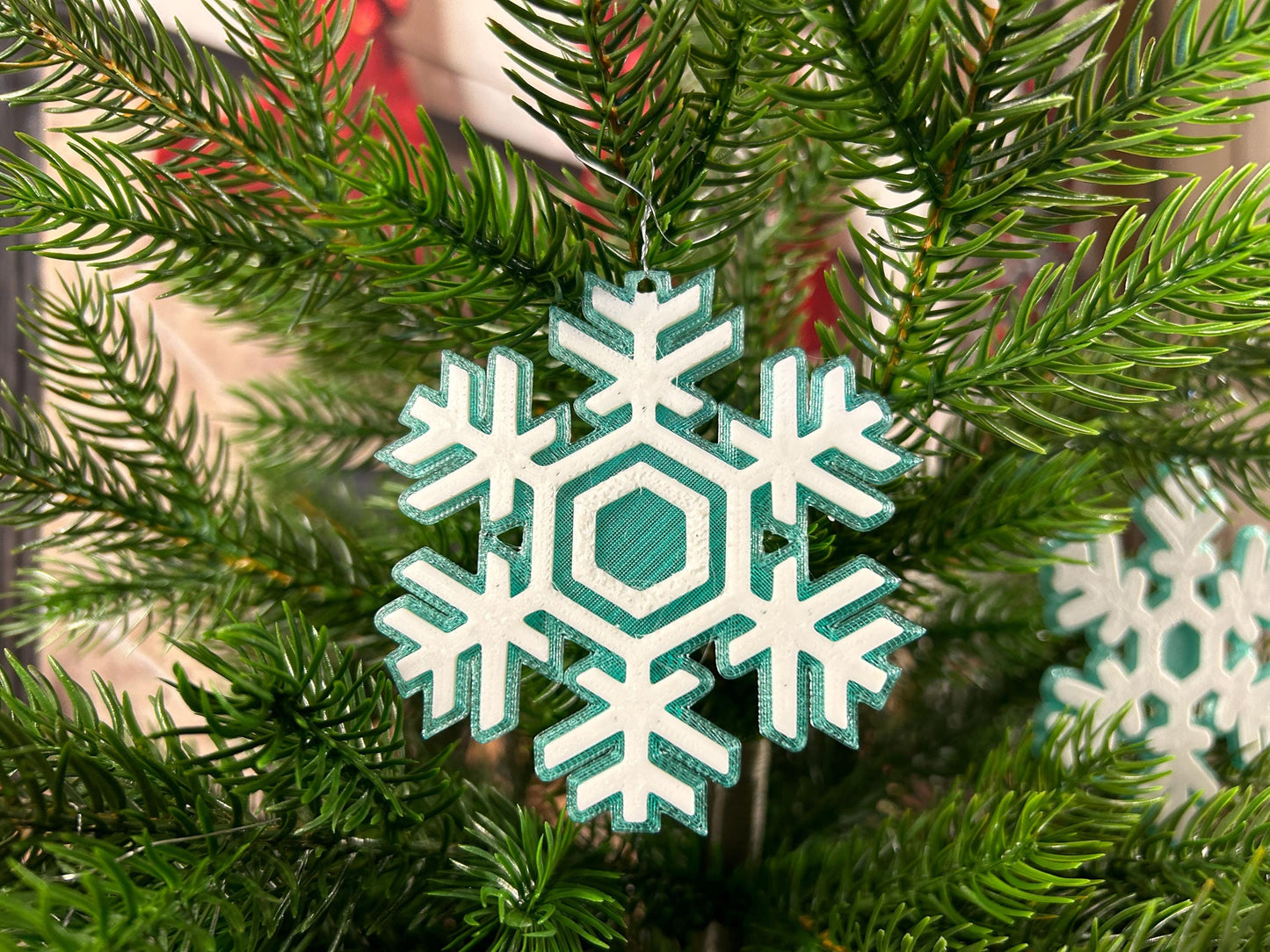 Schneeflocken zweifarbig 4 Stk (2 x 2er Set) – Extravagante Weihnachtsdeko, perfekt für Baum & Zuhause - Christbaumschmuck - Fensterdeko