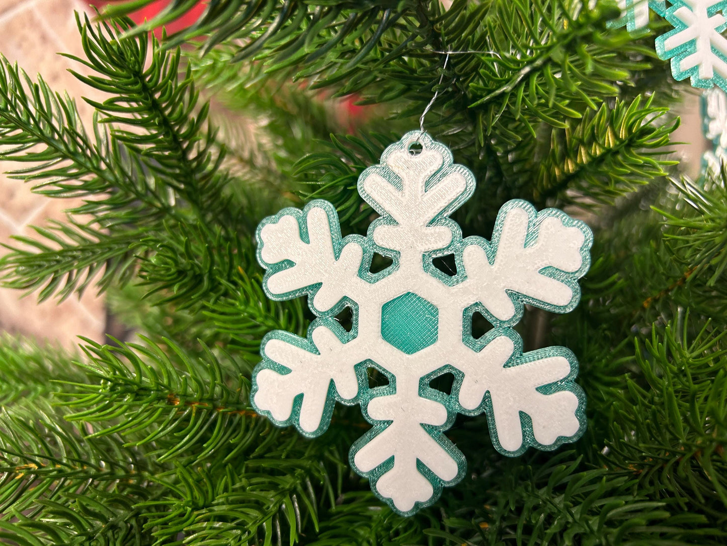 Schneeflocken zweifarbig 4 Stk (2 x 2er Set) – Extravagante Weihnachtsdeko, perfekt für Baum & Zuhause - Christbaumschmuck - Fensterdeko