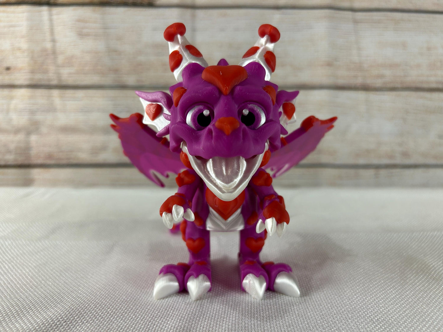 Drache mit Herz - Valentinstagsdrache - Fantasydrache - Herzdeko - Liebesdrache - Geschenkidee für deine Liebsten -