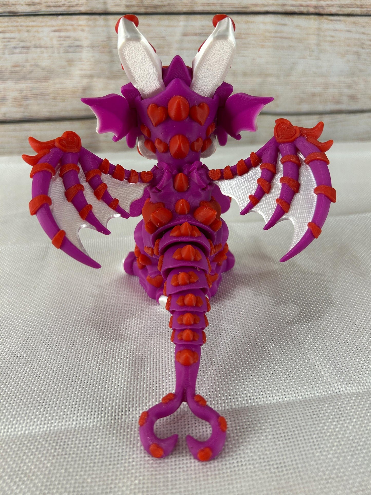 Drache mit Herz - Valentinstagsdrache - Fantasydrache - Herzdeko - Liebesdrache - Geschenkidee für deine Liebsten -