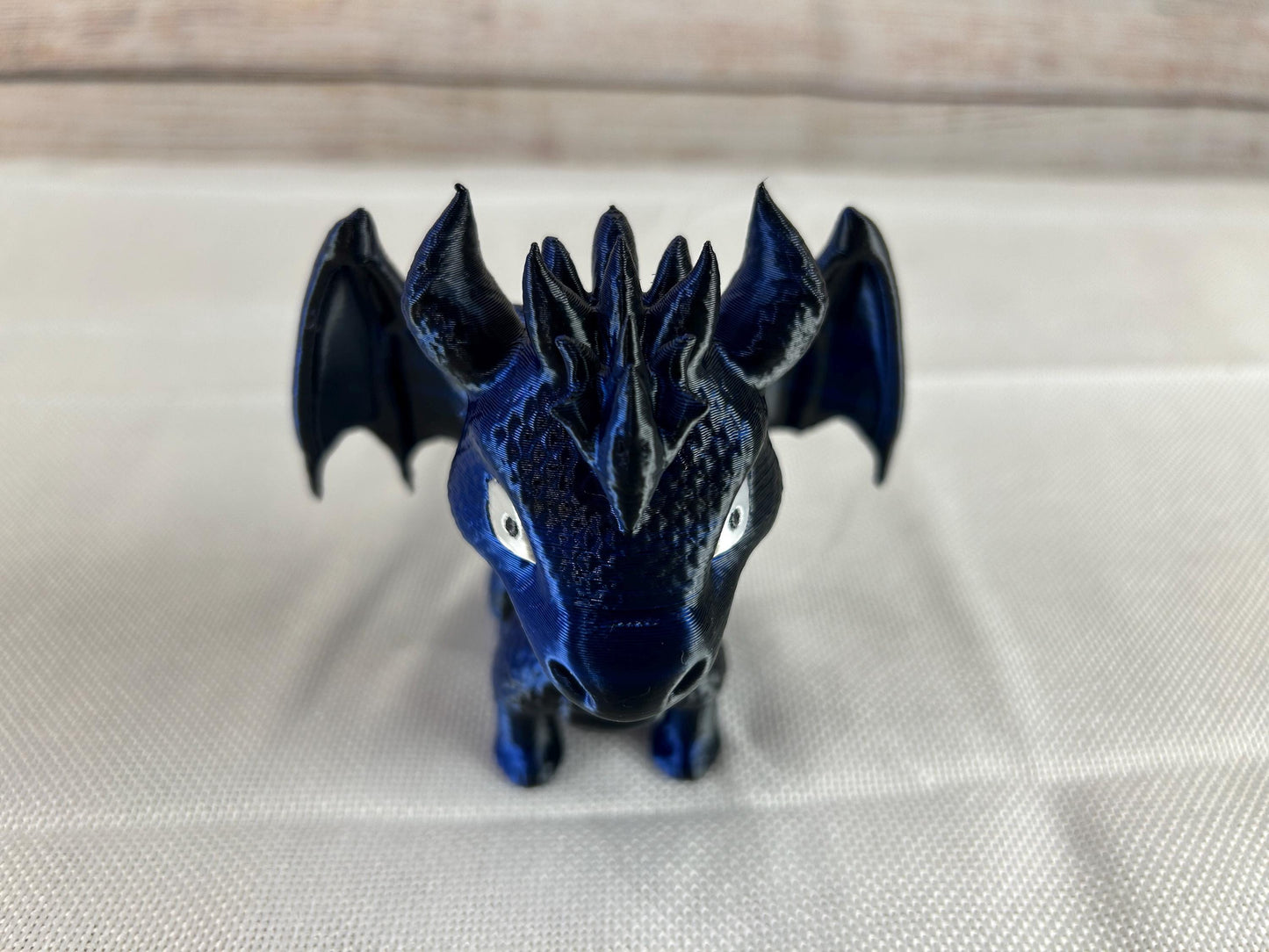 dunkelblau schimmernder Drache - Geschenkidee - Fantasy - Schreibtischdeko - Mystisches Fabelwesen - Dekoration