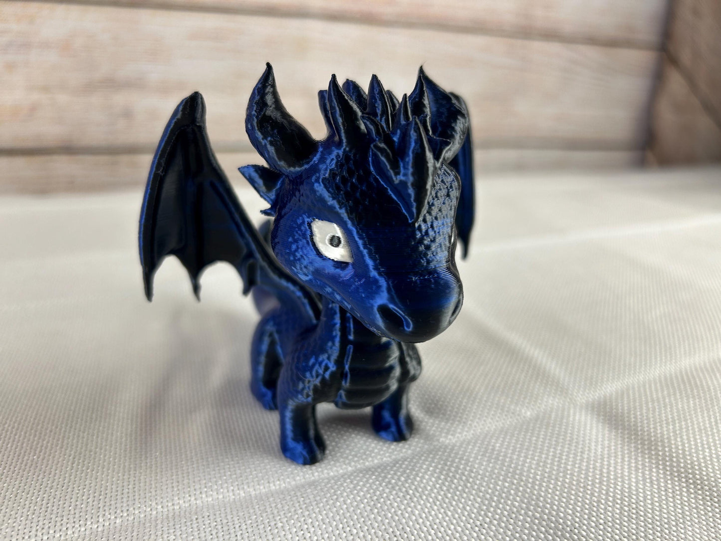 dunkelblau schimmernder Drache - Geschenkidee - Fantasy - Schreibtischdeko - Mystisches Fabelwesen - Dekoration