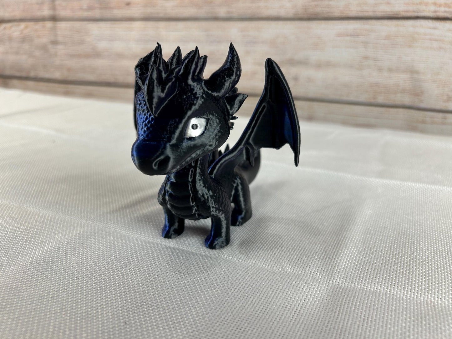 dunkelblau schimmernder Drache - Geschenkidee - Fantasy - Schreibtischdeko - Mystisches Fabelwesen - Dekoration