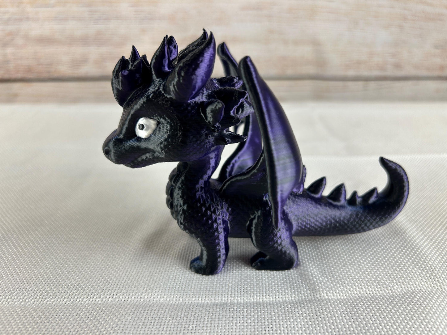 dunkelblau schimmernder Drache - Geschenkidee - Fantasy - Schreibtischdeko - Mystisches Fabelwesen - Dekoration