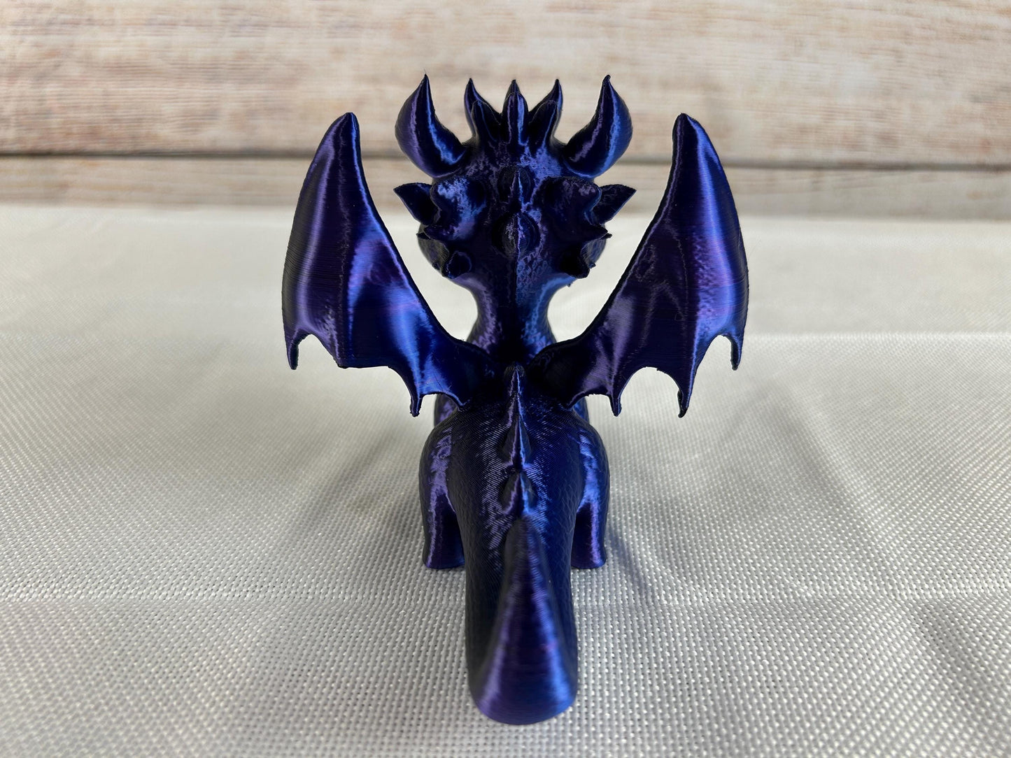 dunkelblau schimmernder Drache - Geschenkidee - Fantasy - Schreibtischdeko - Mystisches Fabelwesen - Dekoration