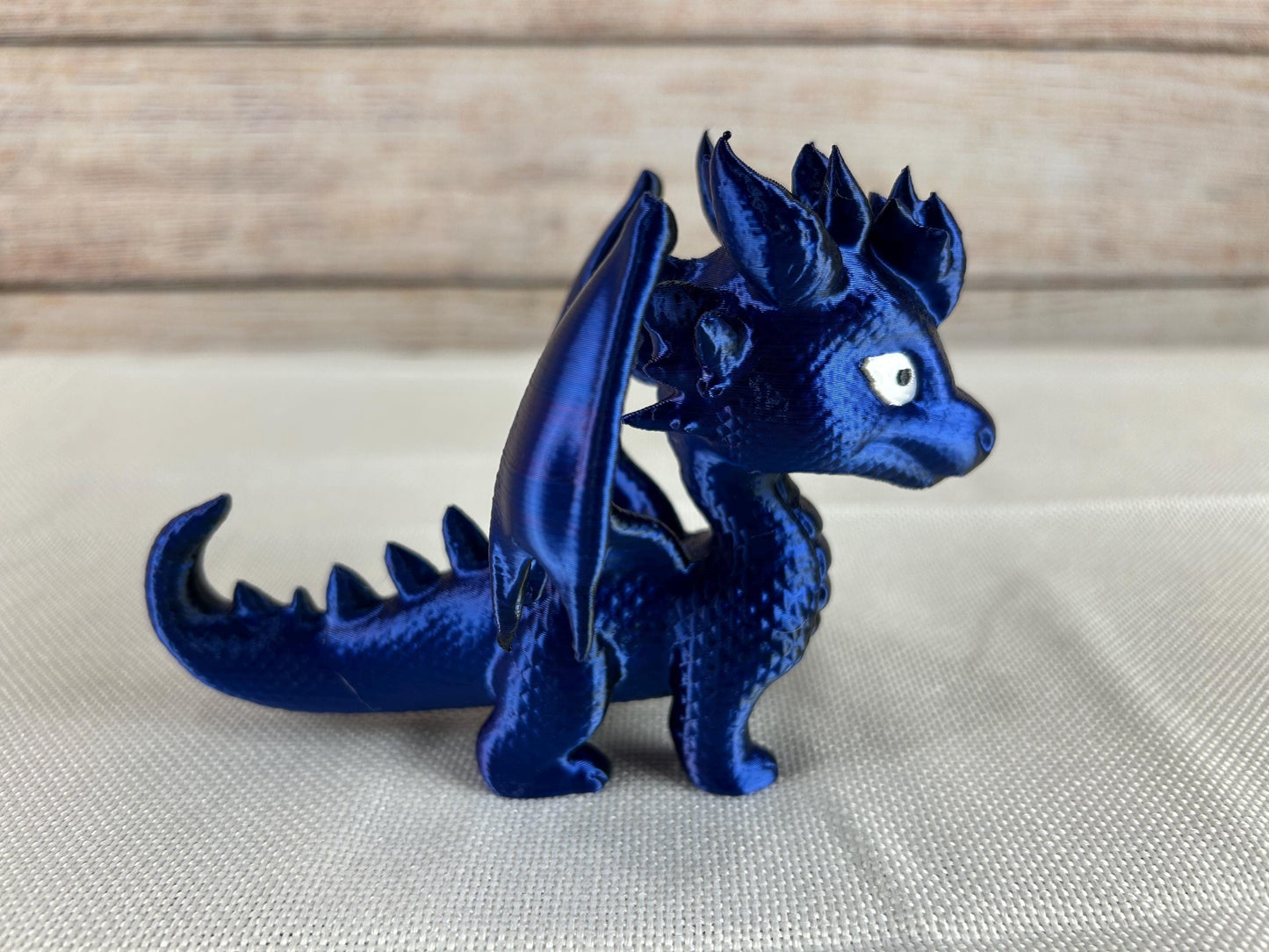 dunkelblau schimmernder Drache - Geschenkidee - Fantasy - Schreibtischdeko - Mystisches Fabelwesen - Dekoration