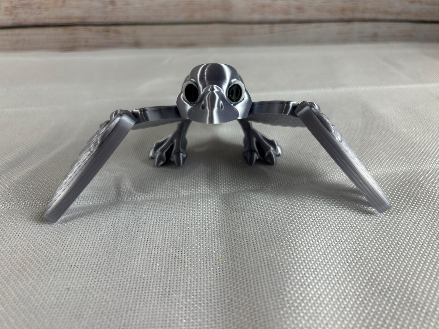 Silberrabe, silberne Krähe beweglich mit Flügelschlag-Funktion – Kunstvolle Dekoration aus SILK PLA