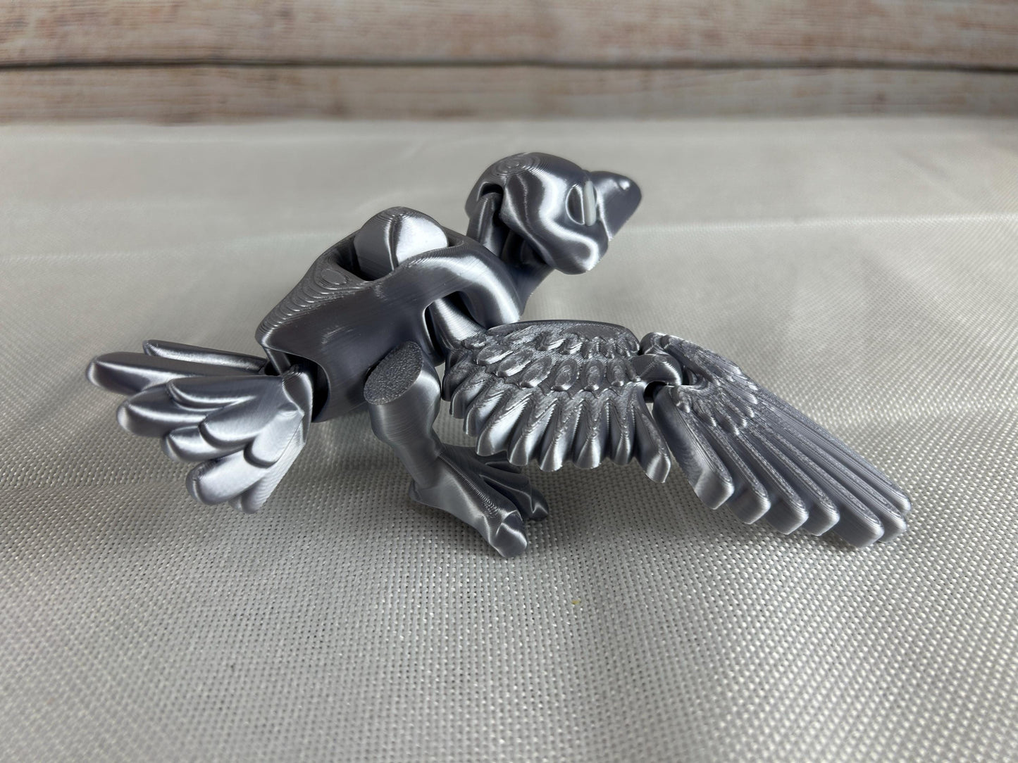 Silberrabe, silberne Krähe beweglich mit Flügelschlag-Funktion – Kunstvolle Dekoration aus SILK PLA