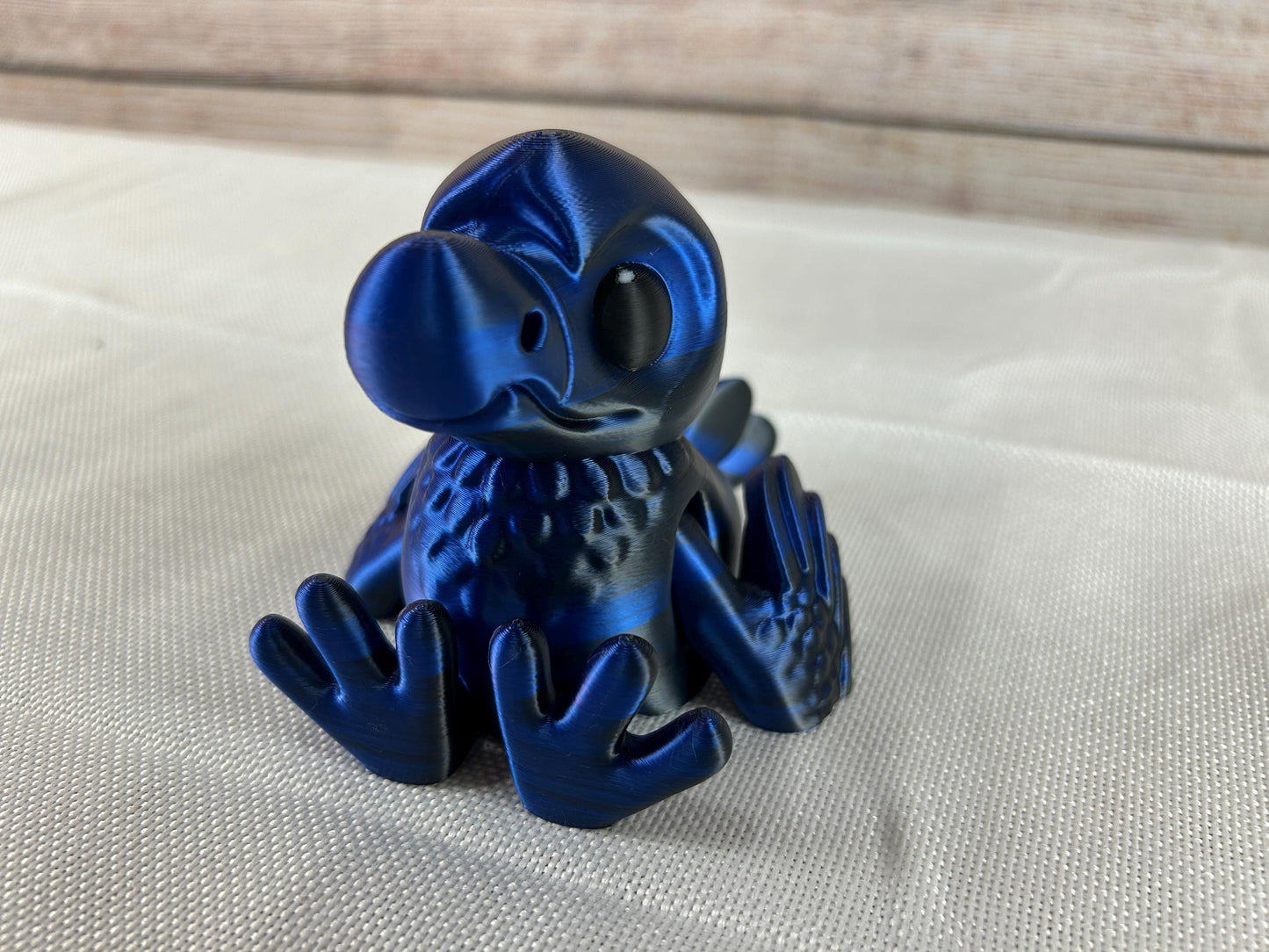 Dodo – Interaktive bewegliche 3D-gedruckte Figur in Dunkelblau, flattert mit den Flügeln wenn man die Beine bewegt - Deko-Highlight