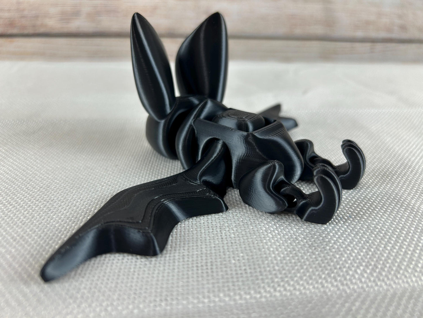 Fledermaus schwarz glänzend aus SILK PLA – Flatternde Flügel, kopfüber aufhängbar, interaktives Halloween-Deko-Highlight
