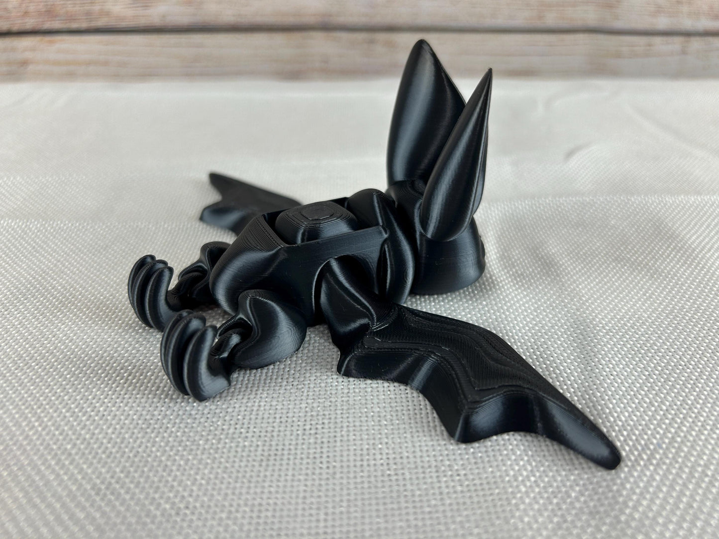 Fledermaus schwarz glänzend aus SILK PLA – Flatternde Flügel, kopfüber aufhängbar, interaktives Halloween-Deko-Highlight