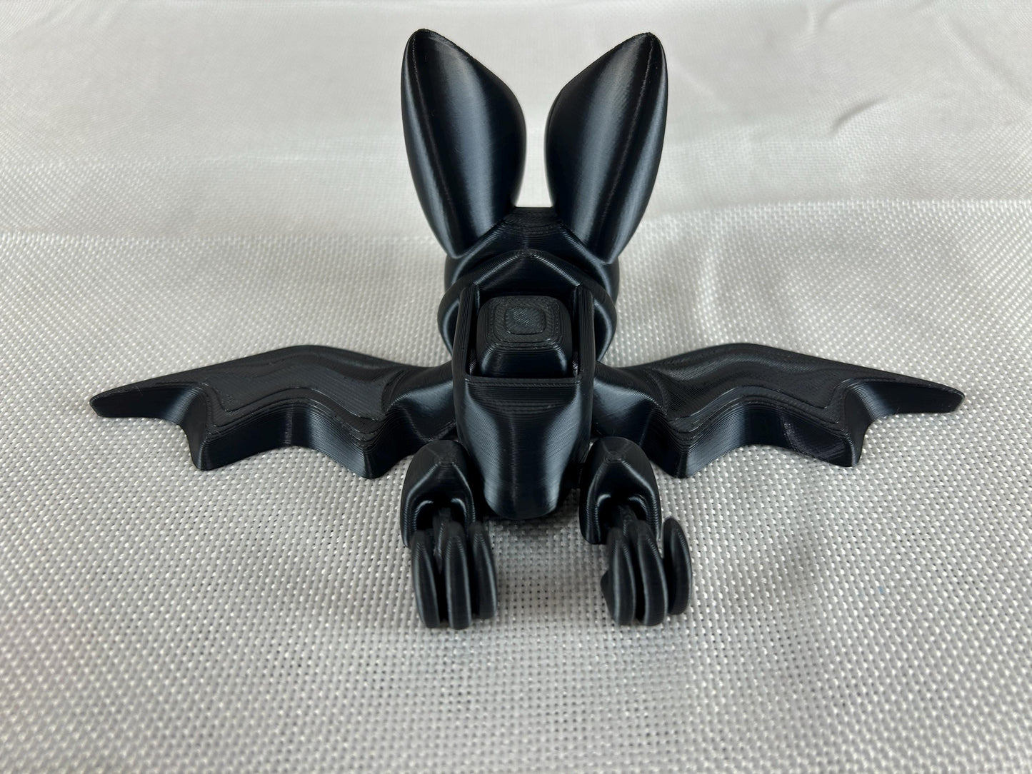 Fledermaus schwarz glänzend aus SILK PLA – Flatternde Flügel, kopfüber aufhängbar, interaktives Halloween-Deko-Highlight