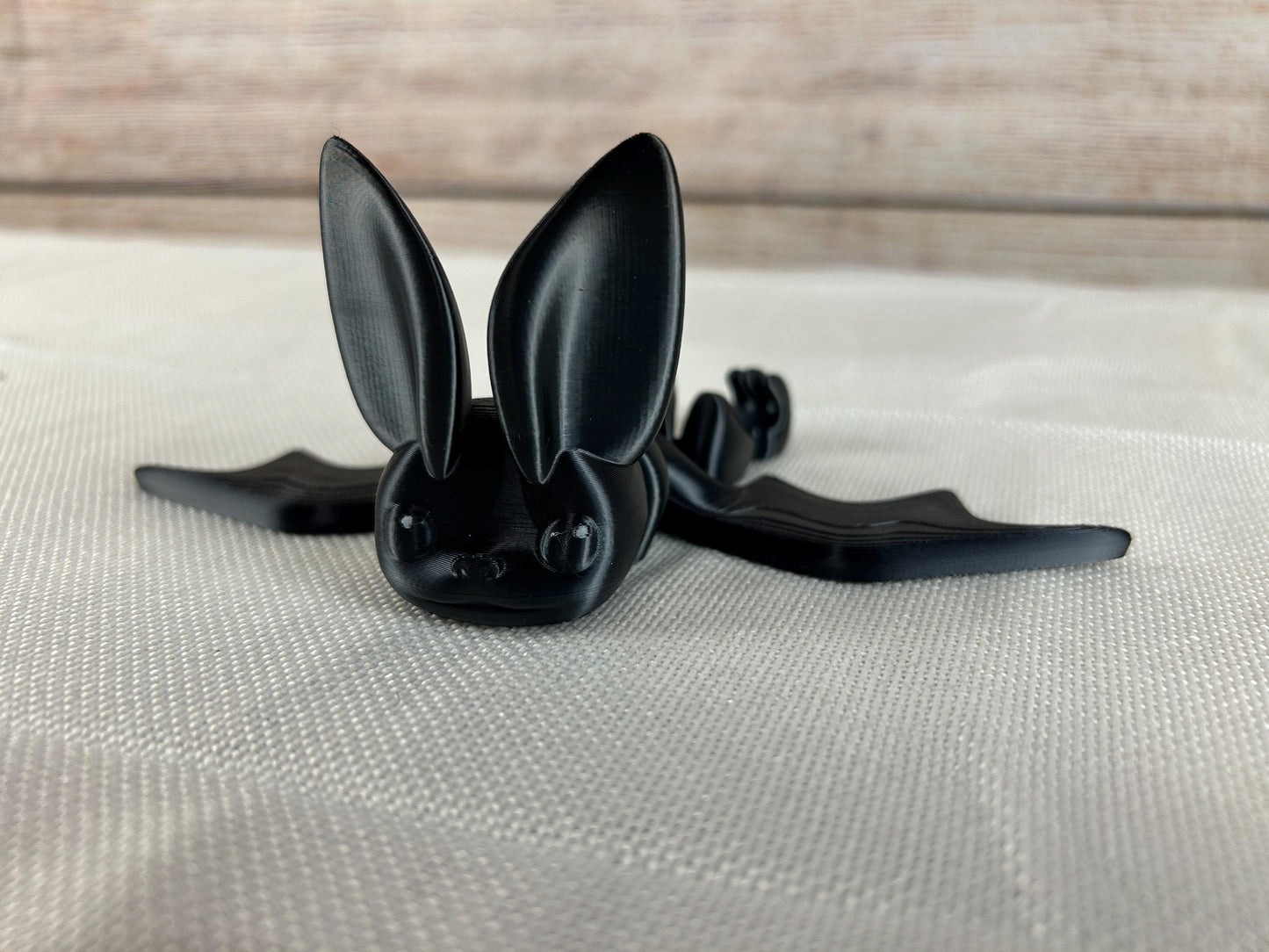 Fledermaus schwarz glänzend aus SILK PLA – Flatternde Flügel, kopfüber aufhängbar, interaktives Halloween-Deko-Highlight