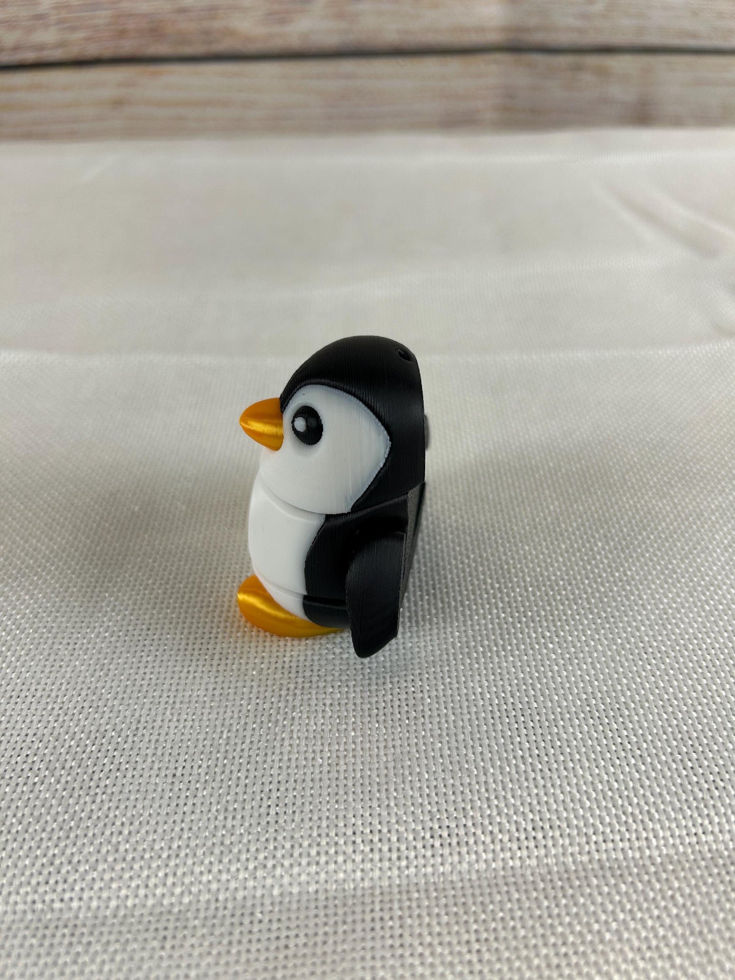 Pinguin beweglich aus PLA – wohl genährter, rundlicher, niedlicher Deko-Pinguin in Schwarz-Weiß-Orange, Figur für Sammler, süße Geschenkidee