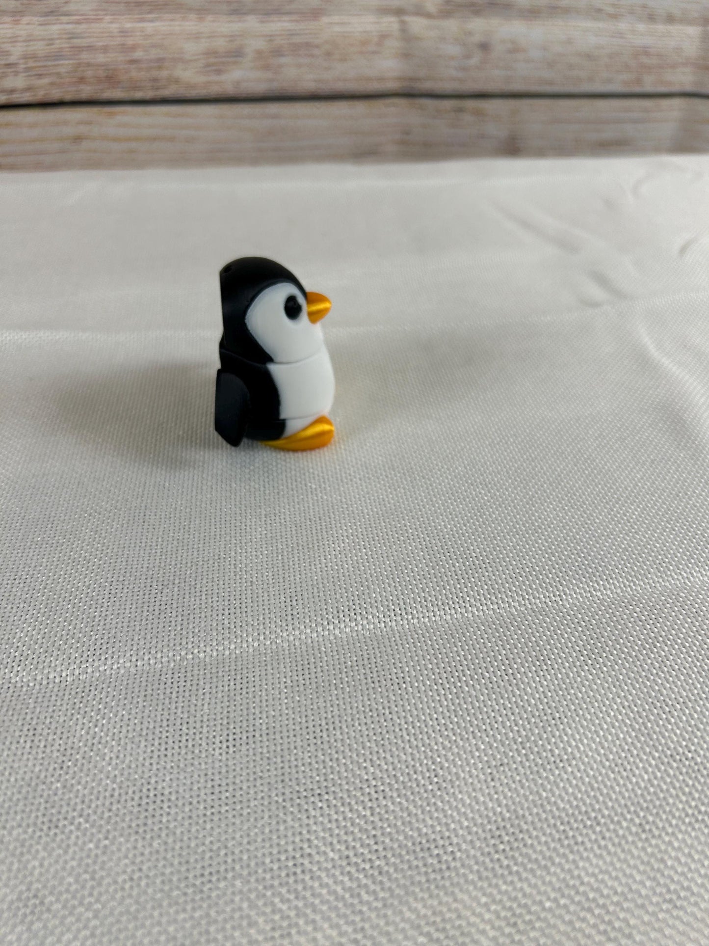 Pinguin beweglich aus PLA – wohl genährter, rundlicher, niedlicher Deko-Pinguin in Schwarz-Weiß-Orange, Figur für Sammler, süße Geschenkidee