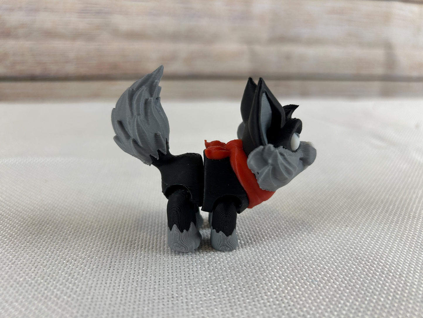 Nachtterrier schwarz-grau mit rotem Halstuch, bewegliche Figur, PLA Deko-Terrier, einzigartige Geschenkidee für Hundeliebhaber