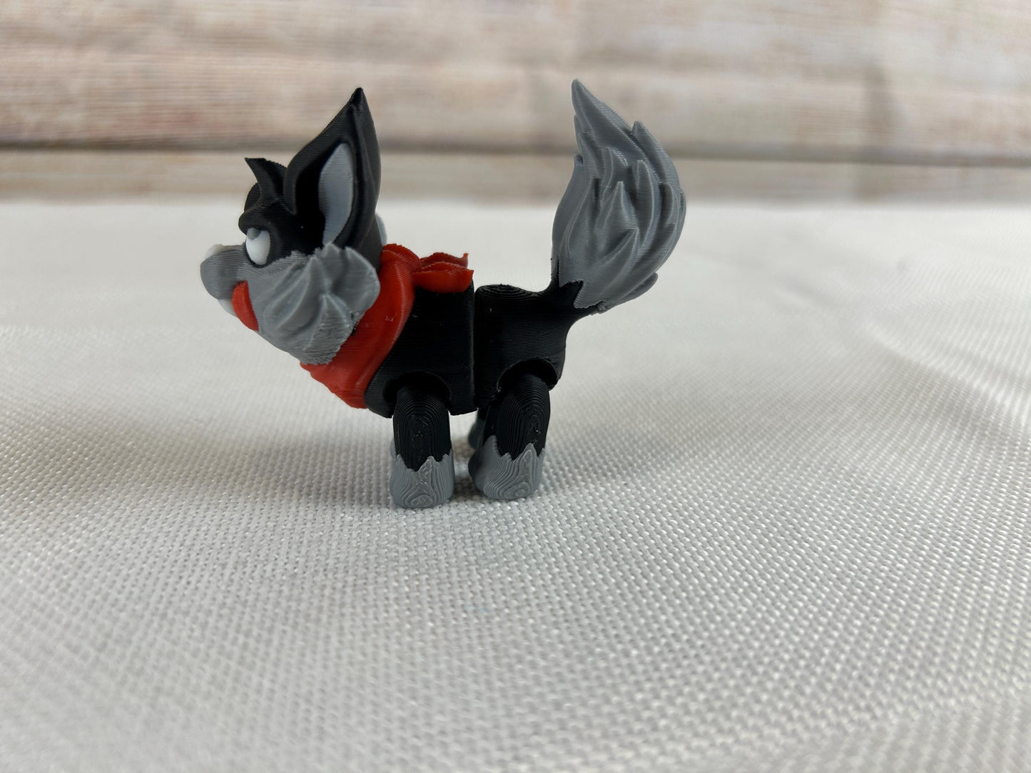 Nachtterrier schwarz-grau mit rotem Halstuch, bewegliche Figur, PLA Deko-Terrier, einzigartige Geschenkidee für Hundeliebhaber