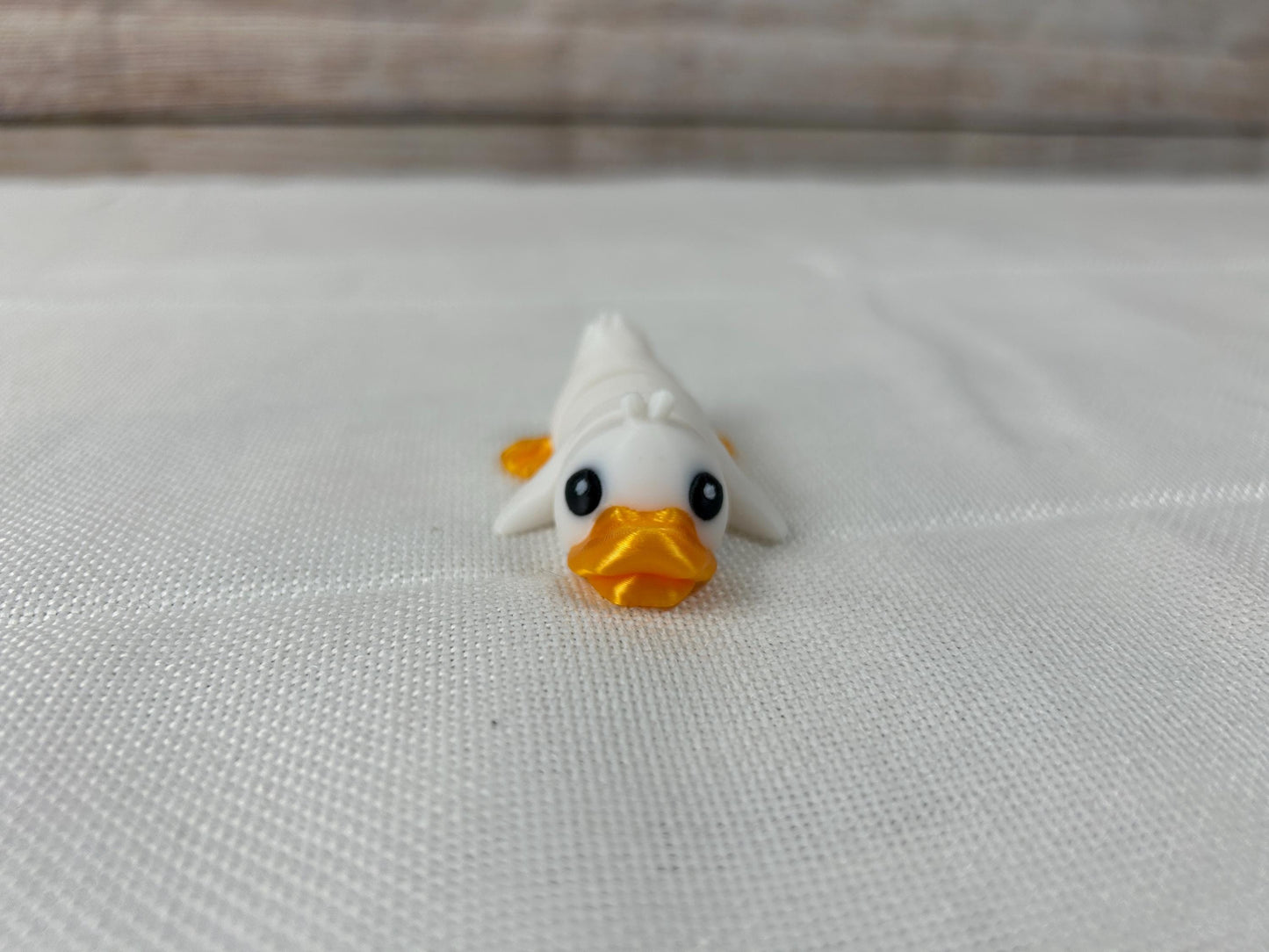 Ente beweglich, weiß - orange, aus PLA, Deko-Ente, dekorative Schreibtischfigur, modernes Wohnaccessoire, Geschenkidee
