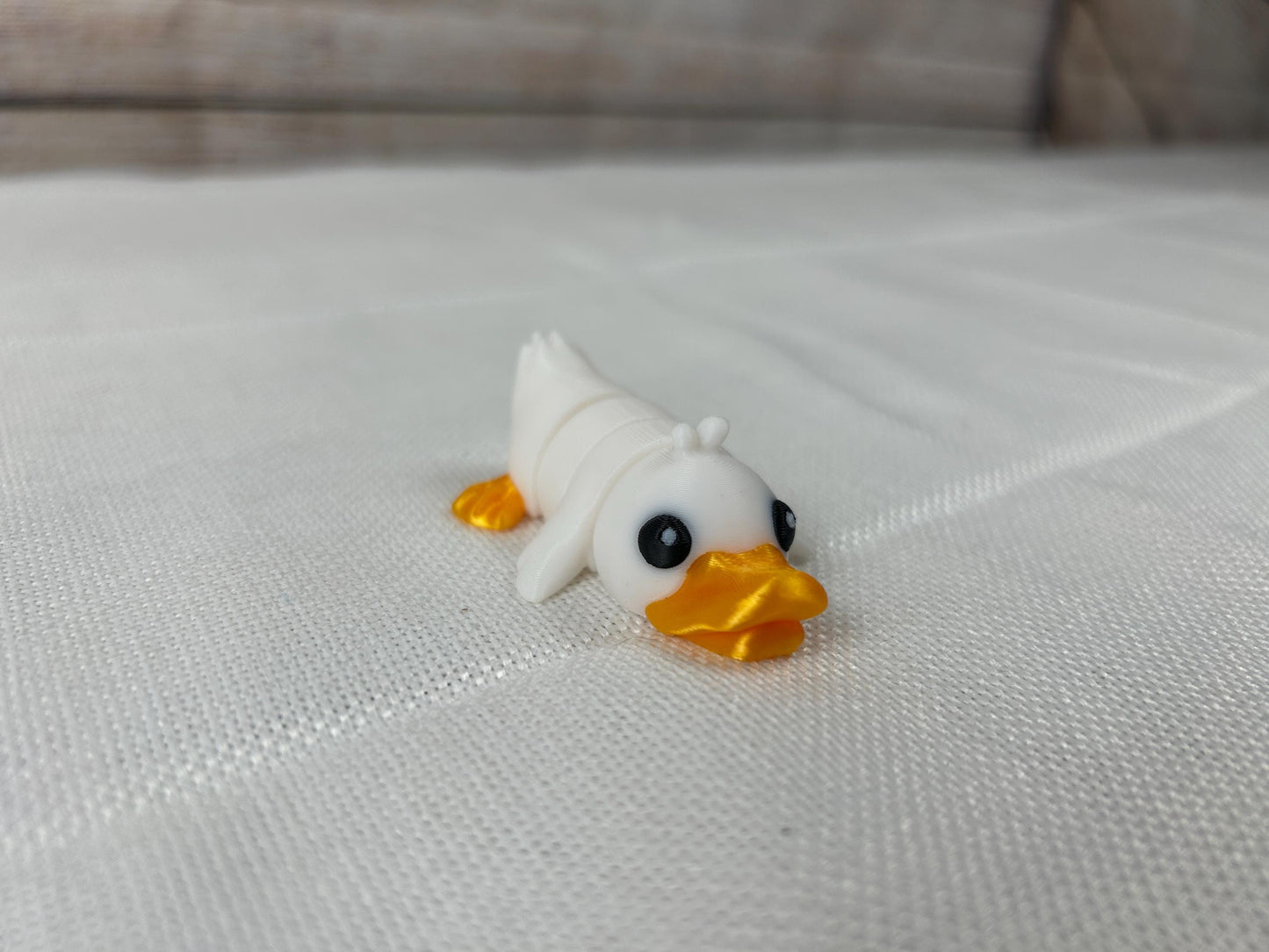 Ente beweglich, weiß - orange, aus PLA, Deko-Ente, dekorative Schreibtischfigur, modernes Wohnaccessoire, Geschenkidee