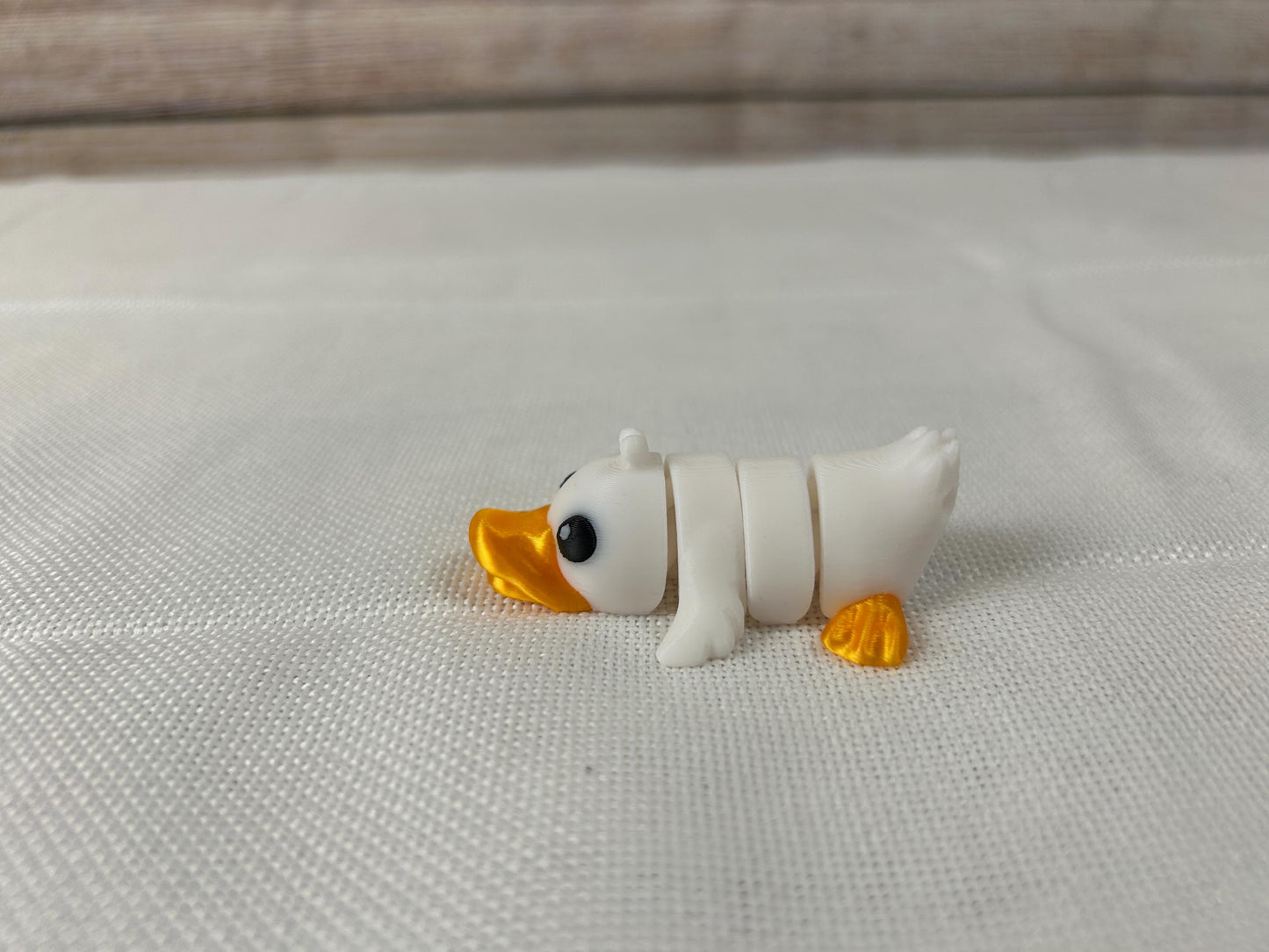 Ente beweglich, weiß - orange, aus PLA, Deko-Ente, dekorative Schreibtischfigur, modernes Wohnaccessoire, Geschenkidee