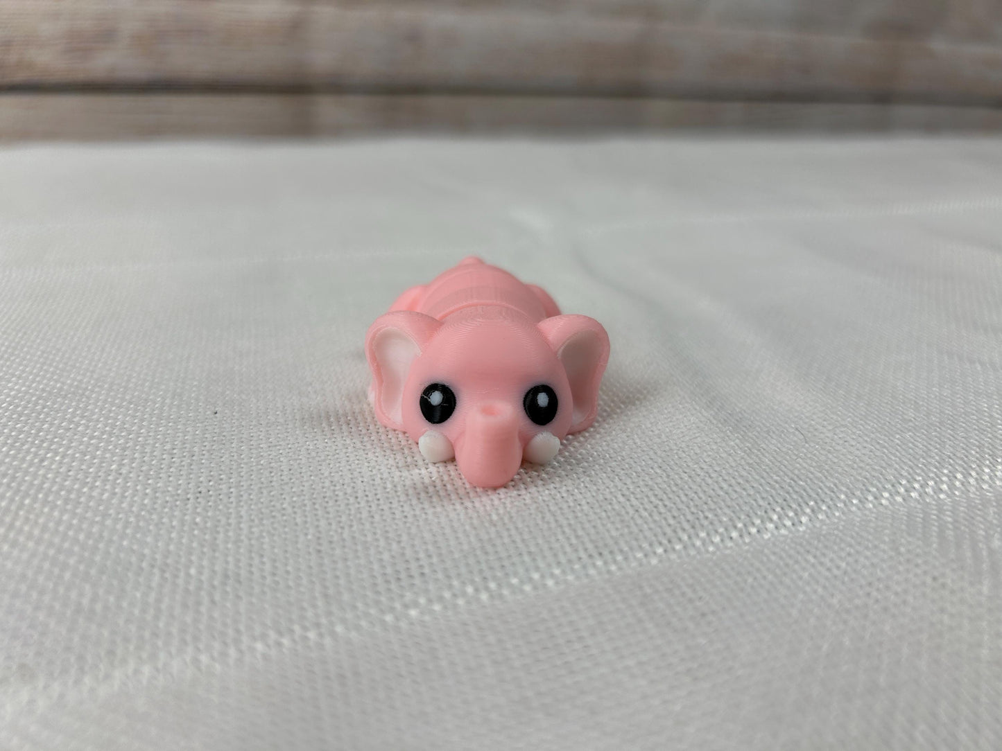 Elefant beweglich, rosa mit weißen Stoßzähnen aus PLA – bewegliches Deko-Highlight, elegantes Geschenk & Tisch- oder Regaldekoration