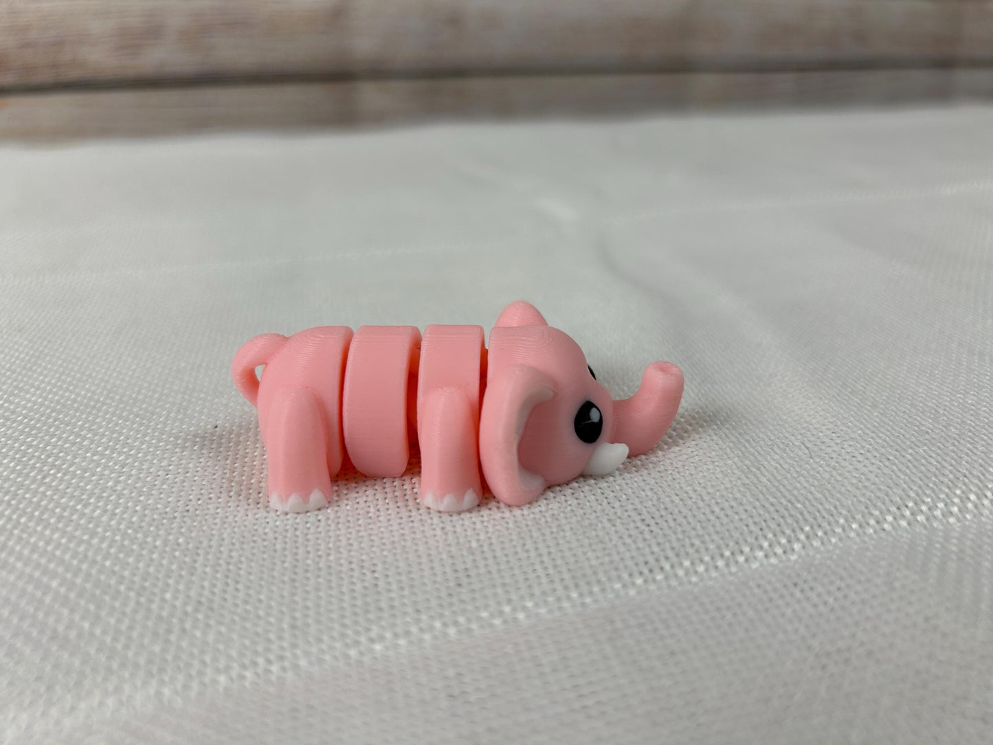 Elefant beweglich, rosa mit weißen Stoßzähnen aus PLA – bewegliches Deko-Highlight, elegantes Geschenk & Tisch- oder Regaldekoration