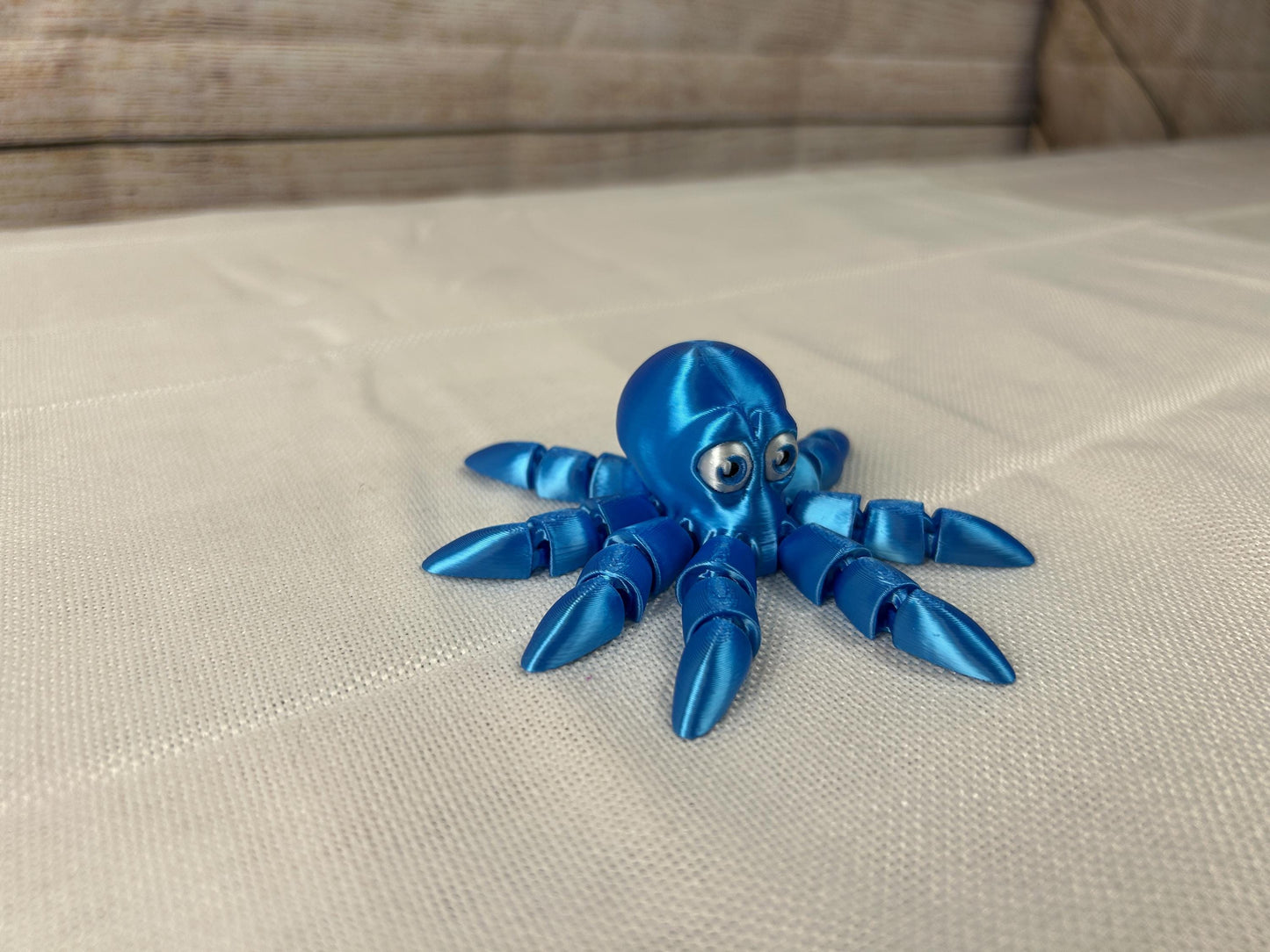 Octopus beweglich, himmelblau seidig-glänzend aus SILK PLA, Deko-Octopus, Regaldeko, Tischdeko – Geschenkidee, Meeresbewohner