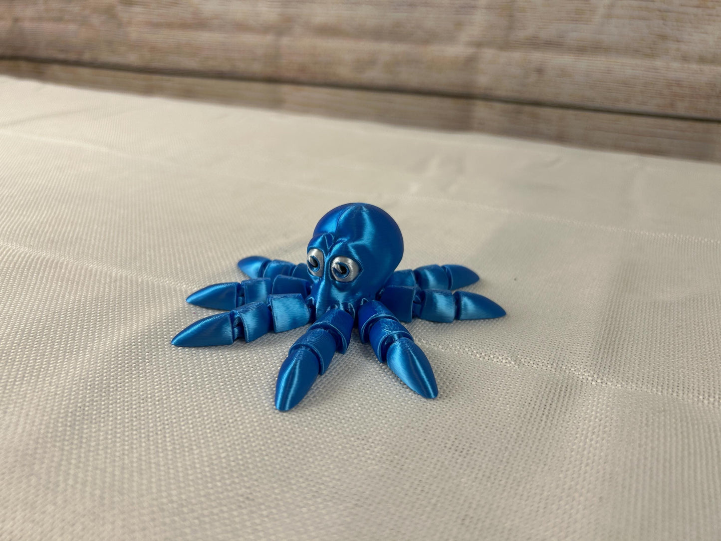 Octopus beweglich, himmelblau seidig-glänzend aus SILK PLA, Deko-Octopus, Regaldeko, Tischdeko – Geschenkidee, Meeresbewohner