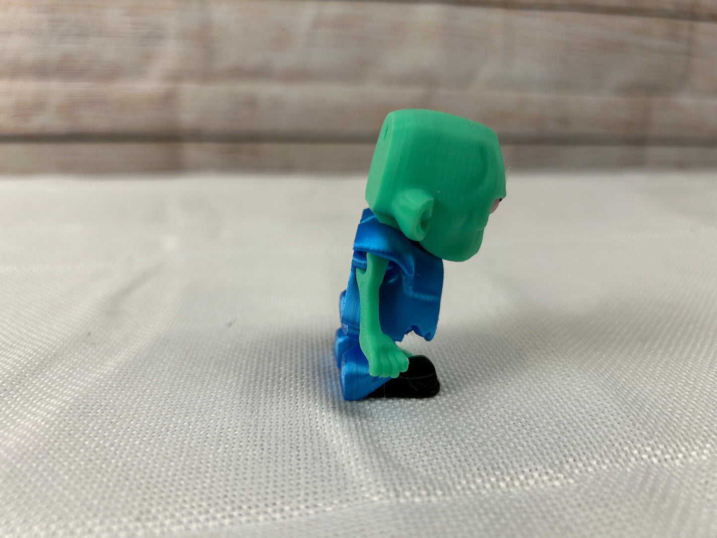 Zombie beweglich, grün/türkis-blau aus PLA, bewegliche Figur, dekoratives Wohnaccessoire mit sichtbarem Gehirn, Sammlerstück, Tischdeko
