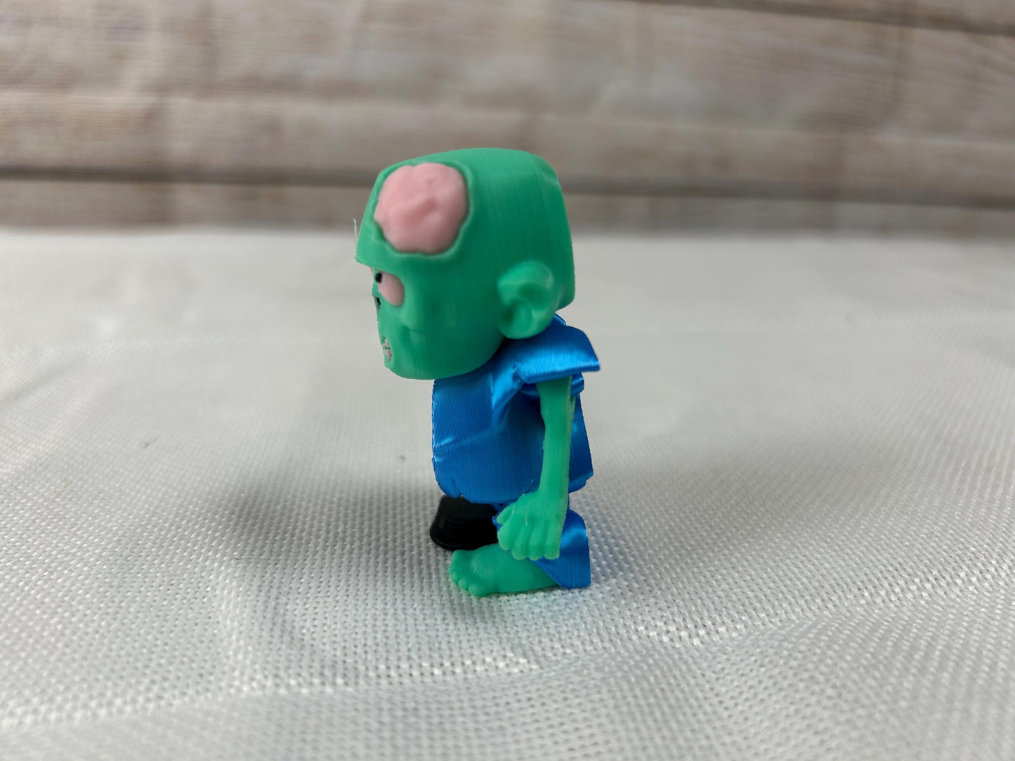 Zombie beweglich, grün/türkis-blau aus PLA, bewegliche Figur, dekoratives Wohnaccessoire mit sichtbarem Gehirn, Sammlerstück, Tischdeko