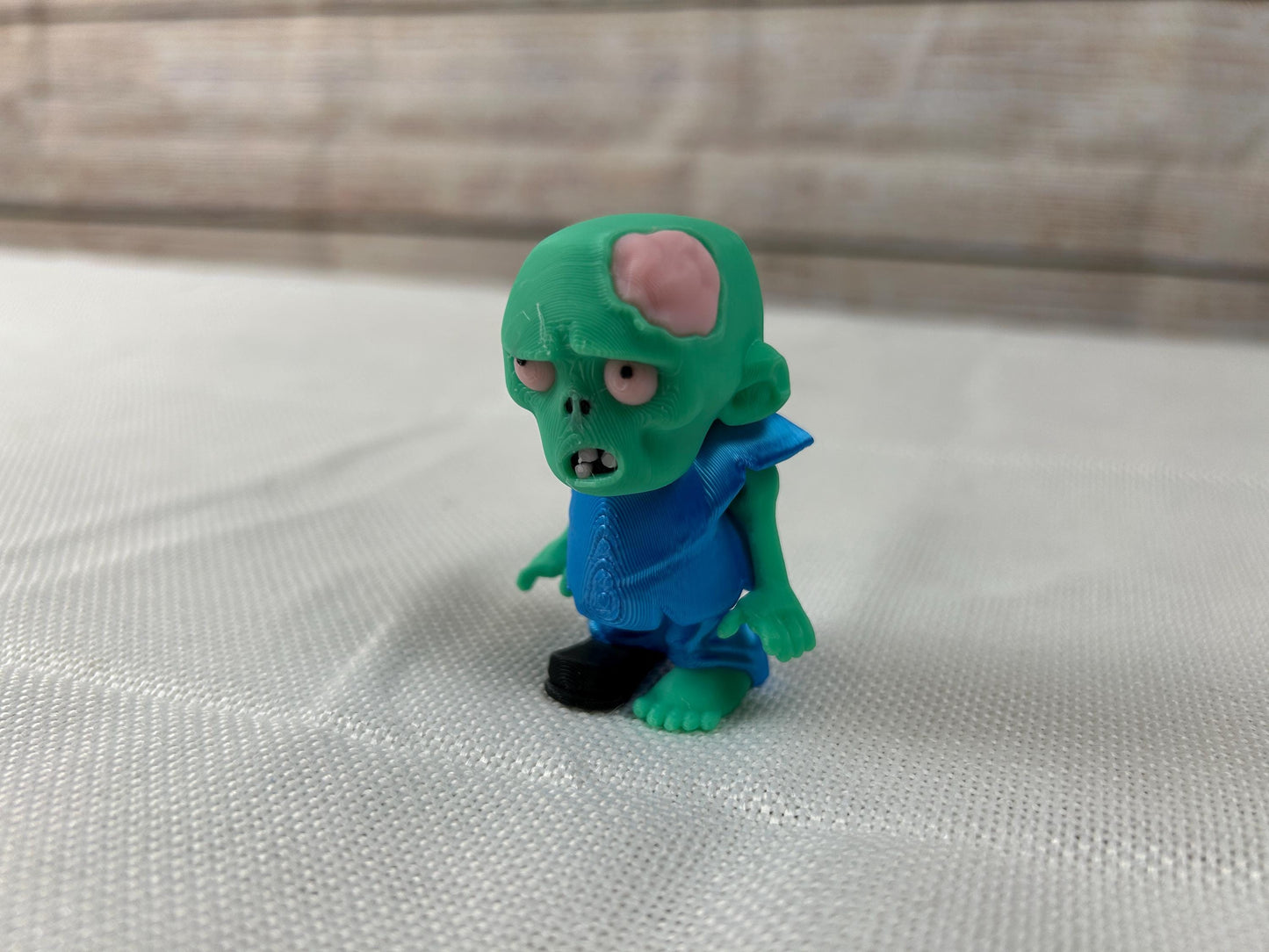 Zombie beweglich, grün/türkis-blau aus PLA, bewegliche Figur, dekoratives Wohnaccessoire mit sichtbarem Gehirn, Sammlerstück, Tischdeko