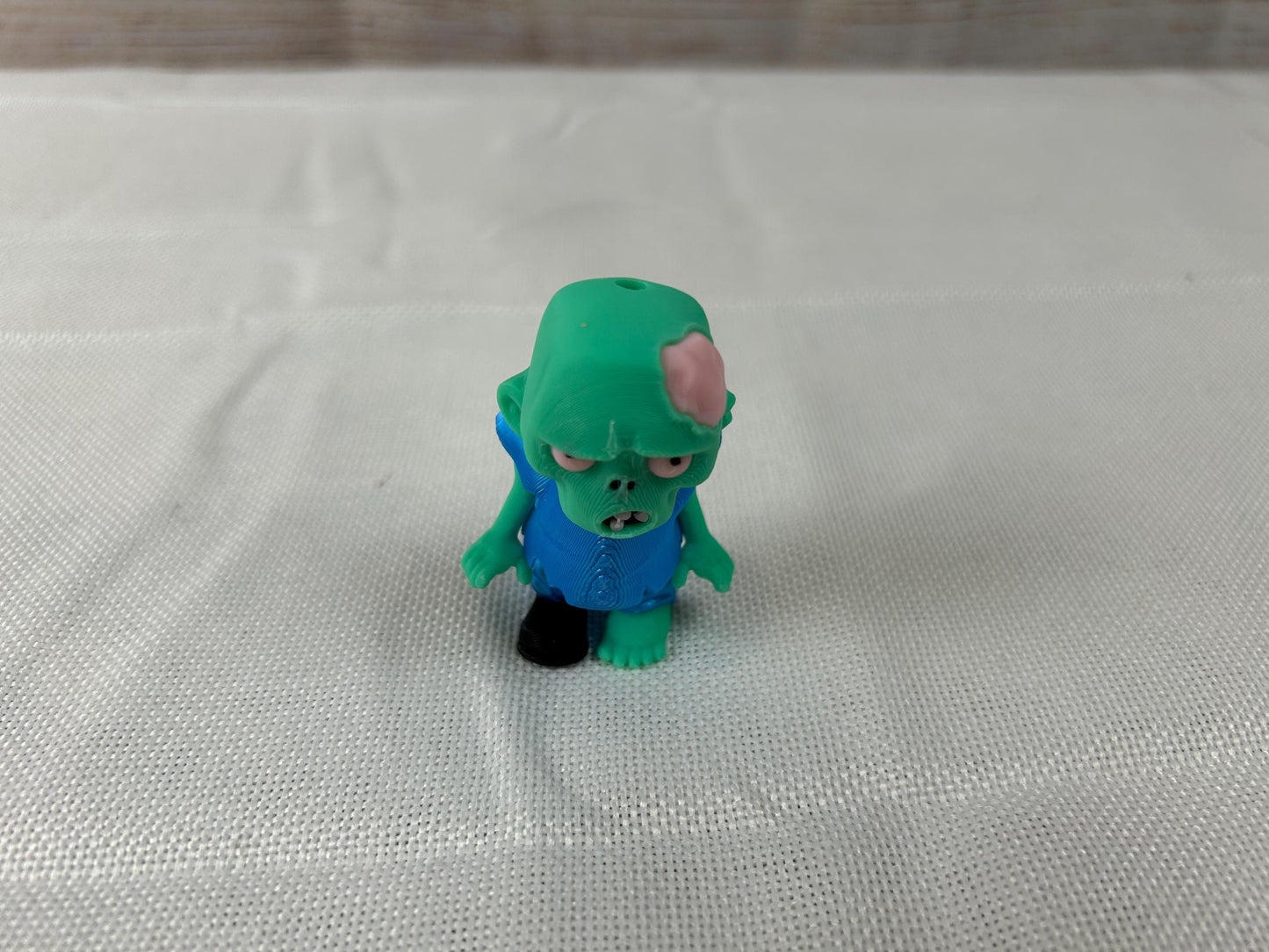 Zombie beweglich, grün/türkis-blau aus PLA, bewegliche Figur, dekoratives Wohnaccessoire mit sichtbarem Gehirn, Sammlerstück, Tischdeko