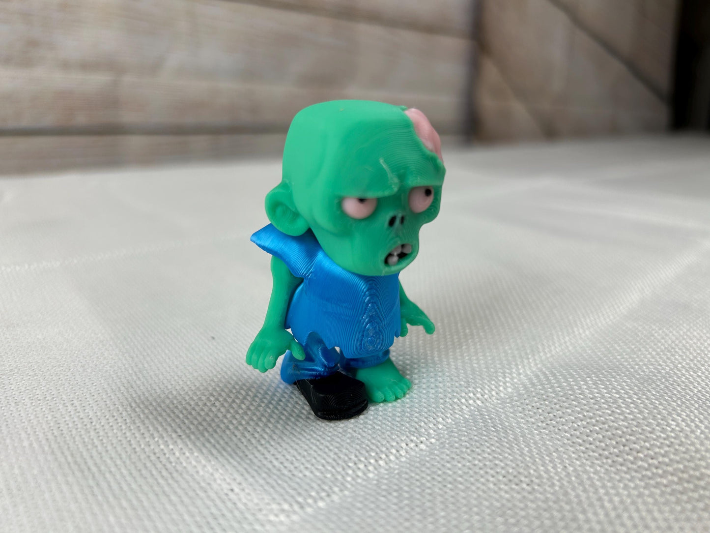Zombie beweglich, grün/türkis-blau aus PLA, bewegliche Figur, dekoratives Wohnaccessoire mit sichtbarem Gehirn, Sammlerstück, Tischdeko