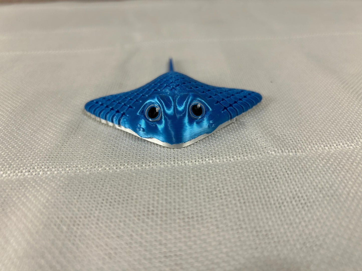 Mantarochen, blau glänzend, beweglich aus SILK PLA, kunstvolle Dekoration für Meerliebhaber, Regaldeko, Schreibtischdeko