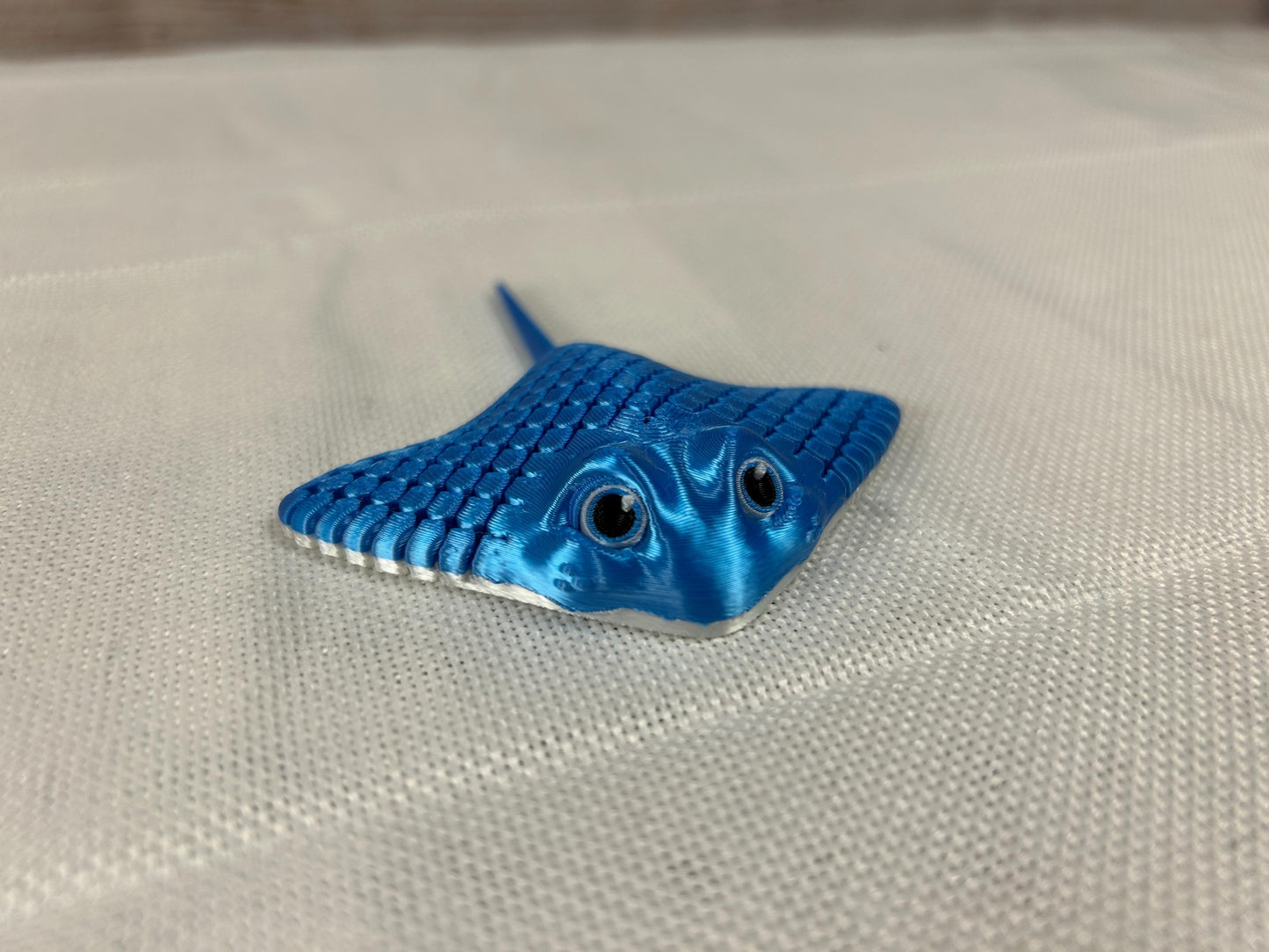 Mantarochen, blau glänzend, beweglich aus SILK PLA, kunstvolle Dekoration für Meerliebhaber, Regaldeko, Schreibtischdeko