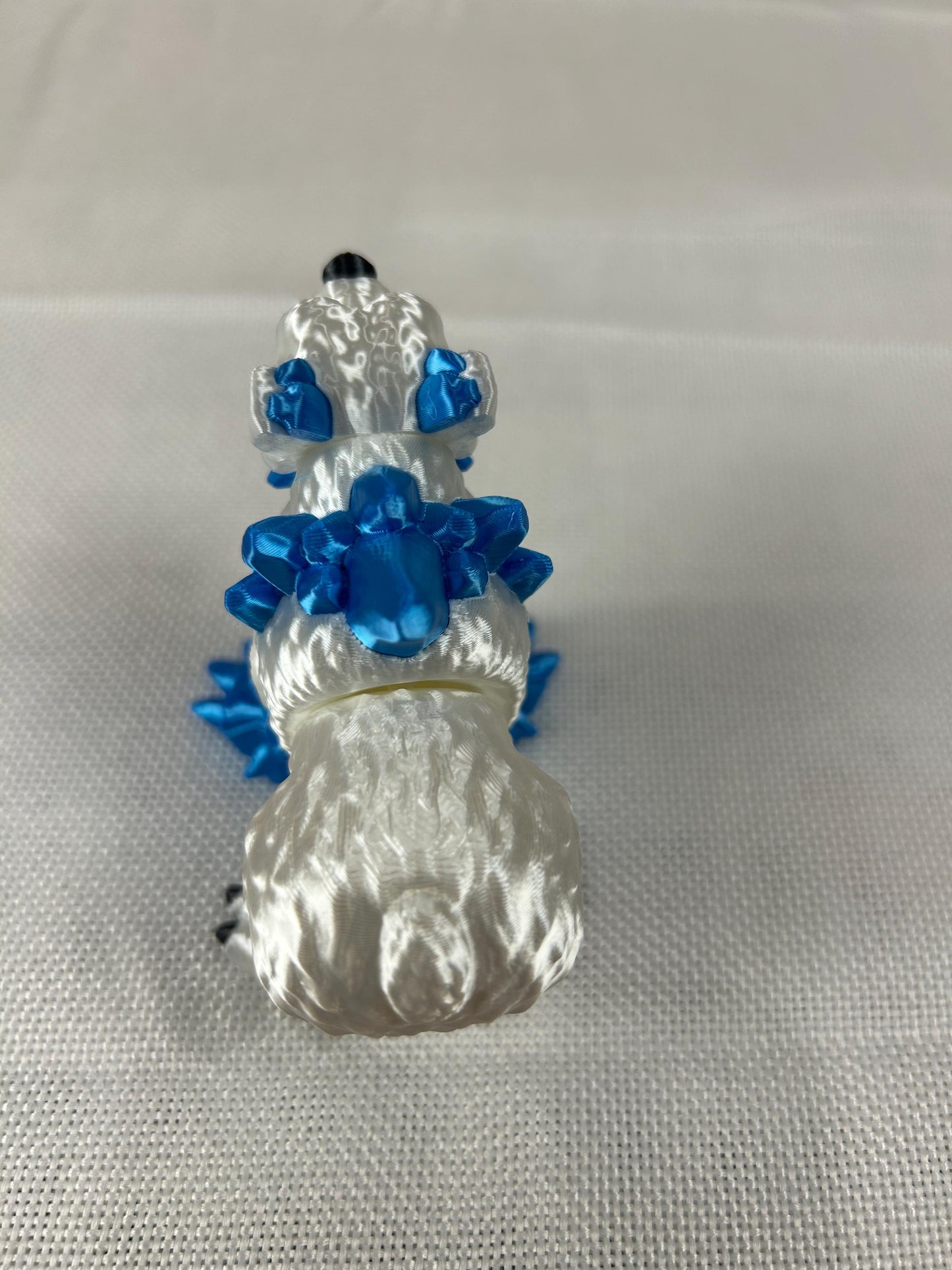 Eisgrizzly, beweglich, weiß-blau glänzend aus SILK PLA, kunstvolle Dekofigur, Eisgrizzlybär, Frostgrizzly, Arktische Dekoration, Regaldeko